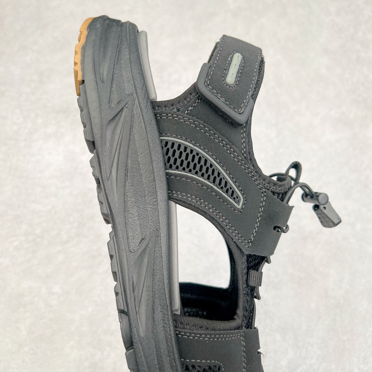 图片[6]-ECCO爱步男鞋夏季新款户外凉鞋 沙滩鞋男鞋 越野系列 酷爽夏日出行 褪去厚重和繁琐的束缚 百看不厌的拼接鞋面，个性走势畅游盛夏 鞋面采用抽绳扣，适应各种脚型 防撞鞋头构造 橡胶半包结构 形成防撞保护 避免磕碰 采用MD按摩垫脚，U型结构包裹脚跟缓解疲劳 后跟魔术贴条 粘合强防止掉脚 回弹轻便鞋底 耐磨抗老化，具有较强抓地性和耐磨性，稳固支撑 尺码：38 39 40 41 42 43 44 45（皮鞋码）-选品中心