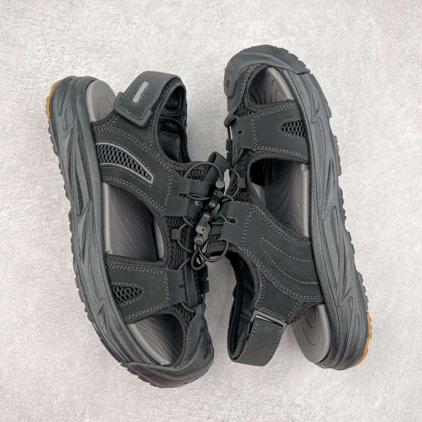 图片[3]-ECCO爱步男鞋夏季新款户外凉鞋 沙滩鞋男鞋 越野系列 酷爽夏日出行 褪去厚重和繁琐的束缚 百看不厌的拼接鞋面，个性走势畅游盛夏 鞋面采用抽绳扣，适应各种脚型 防撞鞋头构造 橡胶半包结构 形成防撞保护 避免磕碰 采用MD按摩垫脚，U型结构包裹脚跟缓解疲劳 后跟魔术贴条 粘合强防止掉脚 回弹轻便鞋底 耐磨抗老化，具有较强抓地性和耐磨性，稳固支撑 尺码：38 39 40 41 42 43 44 45（皮鞋码）-选品中心