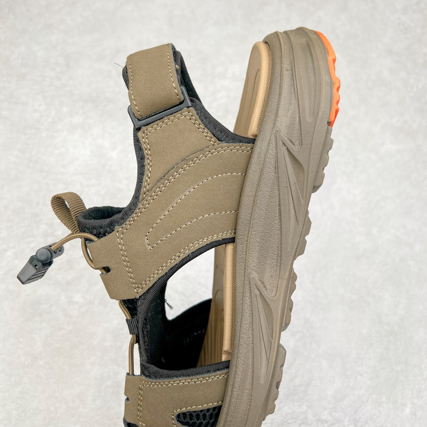 图片[7]-ECCO爱步男鞋夏季新款户外凉鞋 沙滩鞋男鞋 越野系列 酷爽夏日出行 褪去厚重和繁琐的束缚 百看不厌的拼接鞋面，个性走势畅游盛夏 鞋面采用抽绳扣，适应各种脚型 防撞鞋头构造 橡胶半包结构 形成防撞保护 避免磕碰 采用MD按摩垫脚，U型结构包裹脚跟缓解疲劳 后跟魔术贴条 粘合强防止掉脚 回弹轻便鞋底 耐磨抗老化，具有较强抓地性和耐磨性，稳固支撑 尺码：38 39 40 41 42 43 44 45（皮鞋码）-选品中心