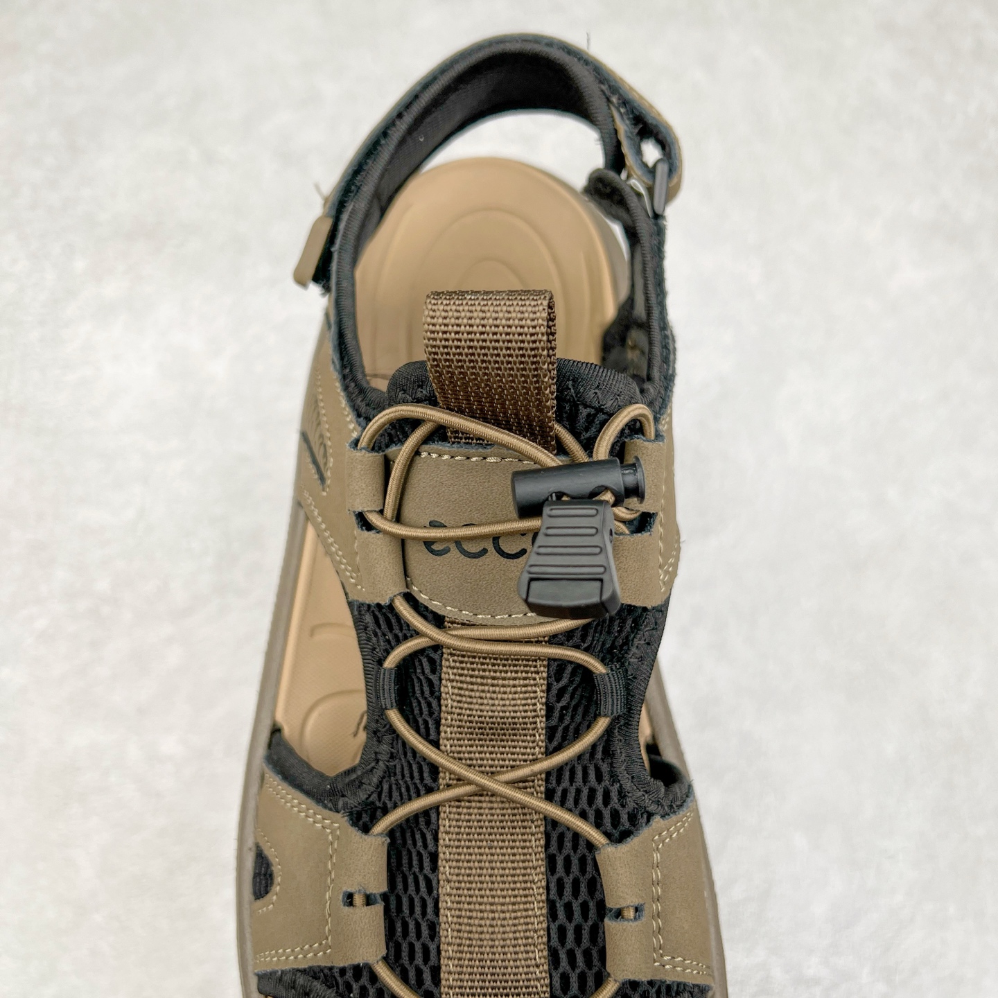 图片[5]-ECCO爱步男鞋夏季新款户外凉鞋 沙滩鞋男鞋 越野系列 酷爽夏日出行 褪去厚重和繁琐的束缚 百看不厌的拼接鞋面，个性走势畅游盛夏 鞋面采用抽绳扣，适应各种脚型 防撞鞋头构造 橡胶半包结构 形成防撞保护 避免磕碰 采用MD按摩垫脚，U型结构包裹脚跟缓解疲劳 后跟魔术贴条 粘合强防止掉脚 回弹轻便鞋底 耐磨抗老化，具有较强抓地性和耐磨性，稳固支撑 尺码：38 39 40 41 42 43 44 45（皮鞋码）-选品中心