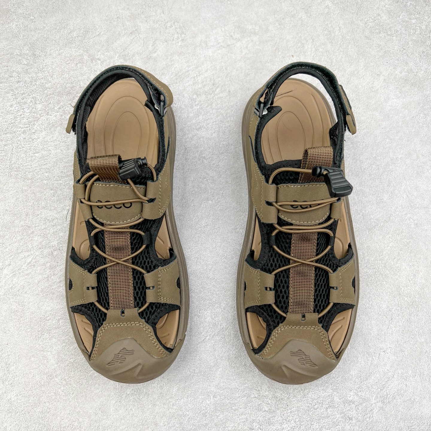 图片[2]-ECCO爱步男鞋夏季新款户外凉鞋 沙滩鞋男鞋 越野系列 酷爽夏日出行 褪去厚重和繁琐的束缚 百看不厌的拼接鞋面，个性走势畅游盛夏 鞋面采用抽绳扣，适应各种脚型 防撞鞋头构造 橡胶半包结构 形成防撞保护 避免磕碰 采用MD按摩垫脚，U型结构包裹脚跟缓解疲劳 后跟魔术贴条 粘合强防止掉脚 回弹轻便鞋底 耐磨抗老化，具有较强抓地性和耐磨性，稳固支撑 尺码：38 39 40 41 42 43 44 45（皮鞋码）-选品中心