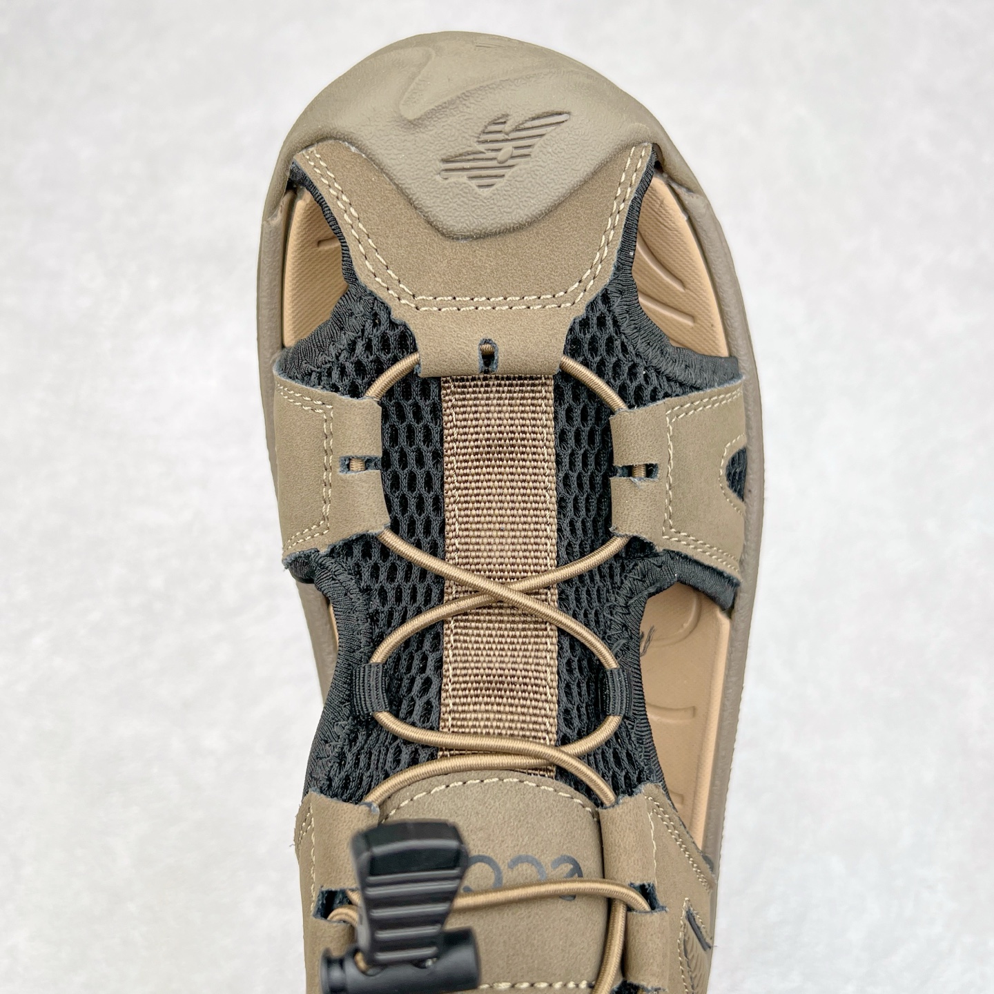 图片[4]-ECCO爱步男鞋夏季新款户外凉鞋 沙滩鞋男鞋 越野系列 酷爽夏日出行 褪去厚重和繁琐的束缚 百看不厌的拼接鞋面，个性走势畅游盛夏 鞋面采用抽绳扣，适应各种脚型 防撞鞋头构造 橡胶半包结构 形成防撞保护 避免磕碰 采用MD按摩垫脚，U型结构包裹脚跟缓解疲劳 后跟魔术贴条 粘合强防止掉脚 回弹轻便鞋底 耐磨抗老化，具有较强抓地性和耐磨性，稳固支撑 尺码：38 39 40 41 42 43 44 45（皮鞋码）-选品中心