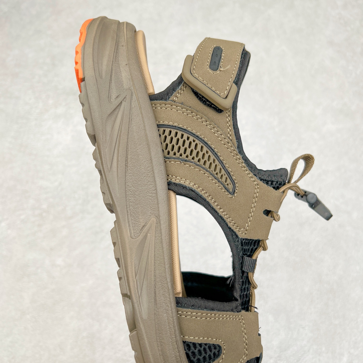 图片[6]-ECCO爱步男鞋夏季新款户外凉鞋 沙滩鞋男鞋 越野系列 酷爽夏日出行 褪去厚重和繁琐的束缚 百看不厌的拼接鞋面，个性走势畅游盛夏 鞋面采用抽绳扣，适应各种脚型 防撞鞋头构造 橡胶半包结构 形成防撞保护 避免磕碰 采用MD按摩垫脚，U型结构包裹脚跟缓解疲劳 后跟魔术贴条 粘合强防止掉脚 回弹轻便鞋底 耐磨抗老化，具有较强抓地性和耐磨性，稳固支撑 尺码：38 39 40 41 42 43 44 45（皮鞋码）-选品中心