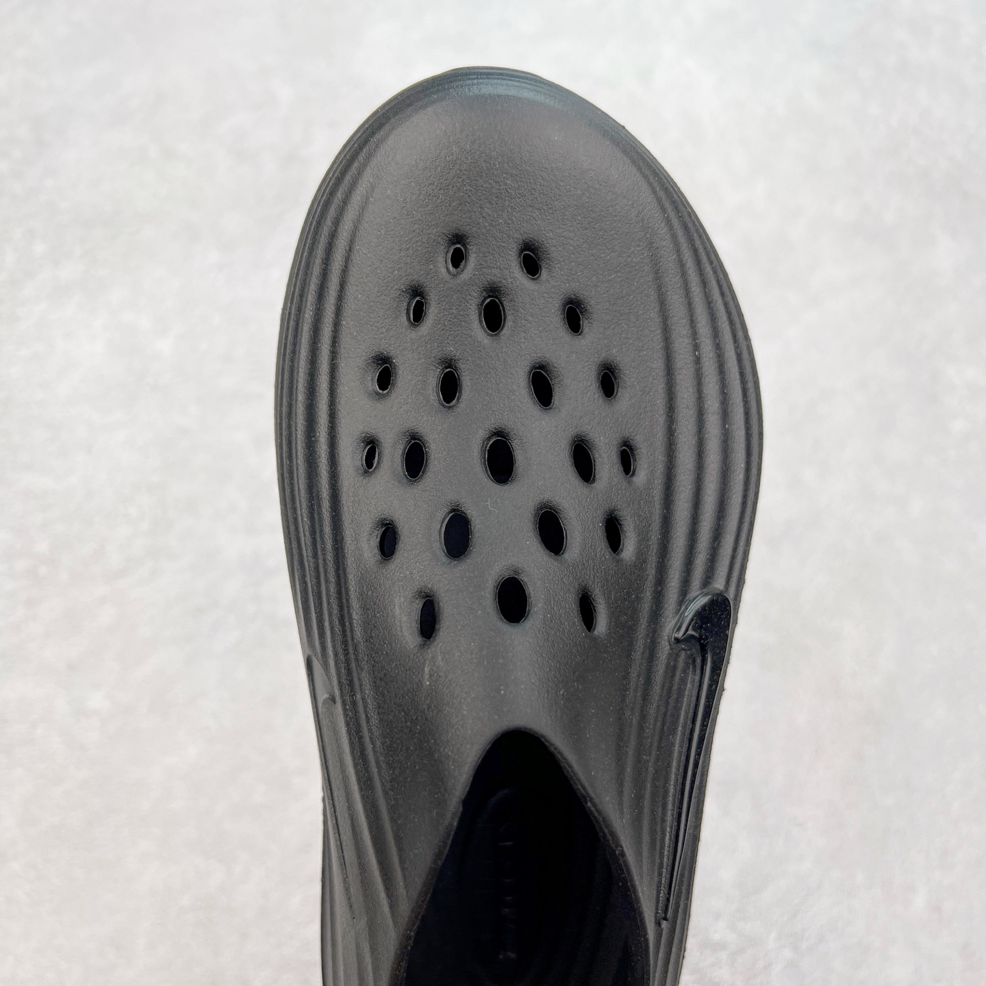 图片[4]-NK ReactX Rejuven8 简约舒适百搭洞洞鞋 从名字就能看出，这款鞋搭载了React X缓震科技，保证了舒适的脚感和轻盈的穿着体验。设计上，这双鞋采用了近几年非常流行的洞洞鞋风格，但特别之处在于加入了波浪纹路细节，让整个鞋型看起来更有立体感，视觉上也增添了几分现代感。尺码：36 36.5 37.5 38 38.5 39 40 40.5 41 42 42.5 43 44 44.5 45-选品中心