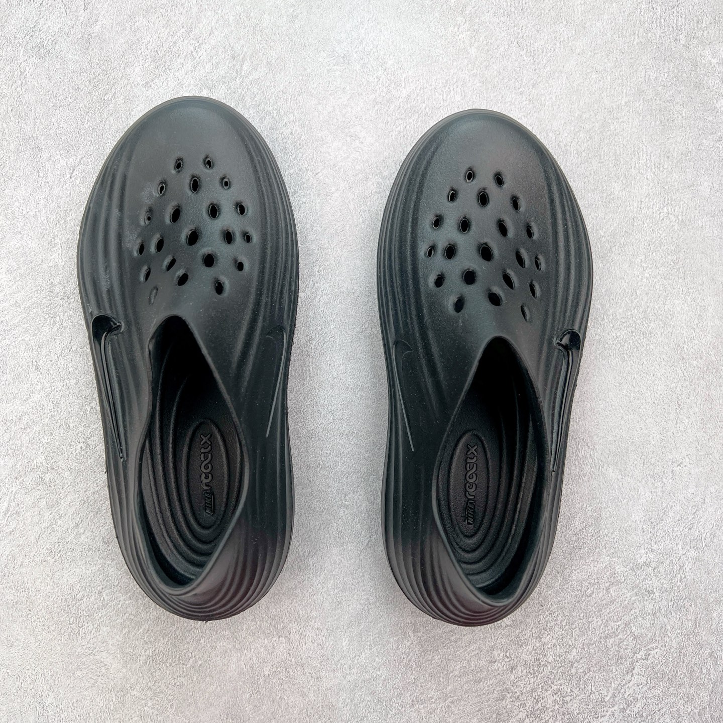 图片[3]-NK ReactX Rejuven8 简约舒适百搭洞洞鞋 从名字就能看出，这款鞋搭载了React X缓震科技，保证了舒适的脚感和轻盈的穿着体验。设计上，这双鞋采用了近几年非常流行的洞洞鞋风格，但特别之处在于加入了波浪纹路细节，让整个鞋型看起来更有立体感，视觉上也增添了几分现代感。尺码：36 36.5 37.5 38 38.5 39 40 40.5 41 42 42.5 43 44 44.5 45-选品中心