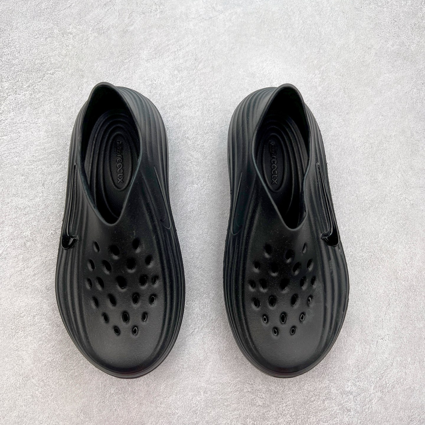 图片[2]-NK ReactX Rejuven8 简约舒适百搭洞洞鞋 从名字就能看出，这款鞋搭载了React X缓震科技，保证了舒适的脚感和轻盈的穿着体验。设计上，这双鞋采用了近几年非常流行的洞洞鞋风格，但特别之处在于加入了波浪纹路细节，让整个鞋型看起来更有立体感，视觉上也增添了几分现代感。尺码：36 36.5 37.5 38 38.5 39 40 40.5 41 42 42.5 43 44 44.5 45-选品中心