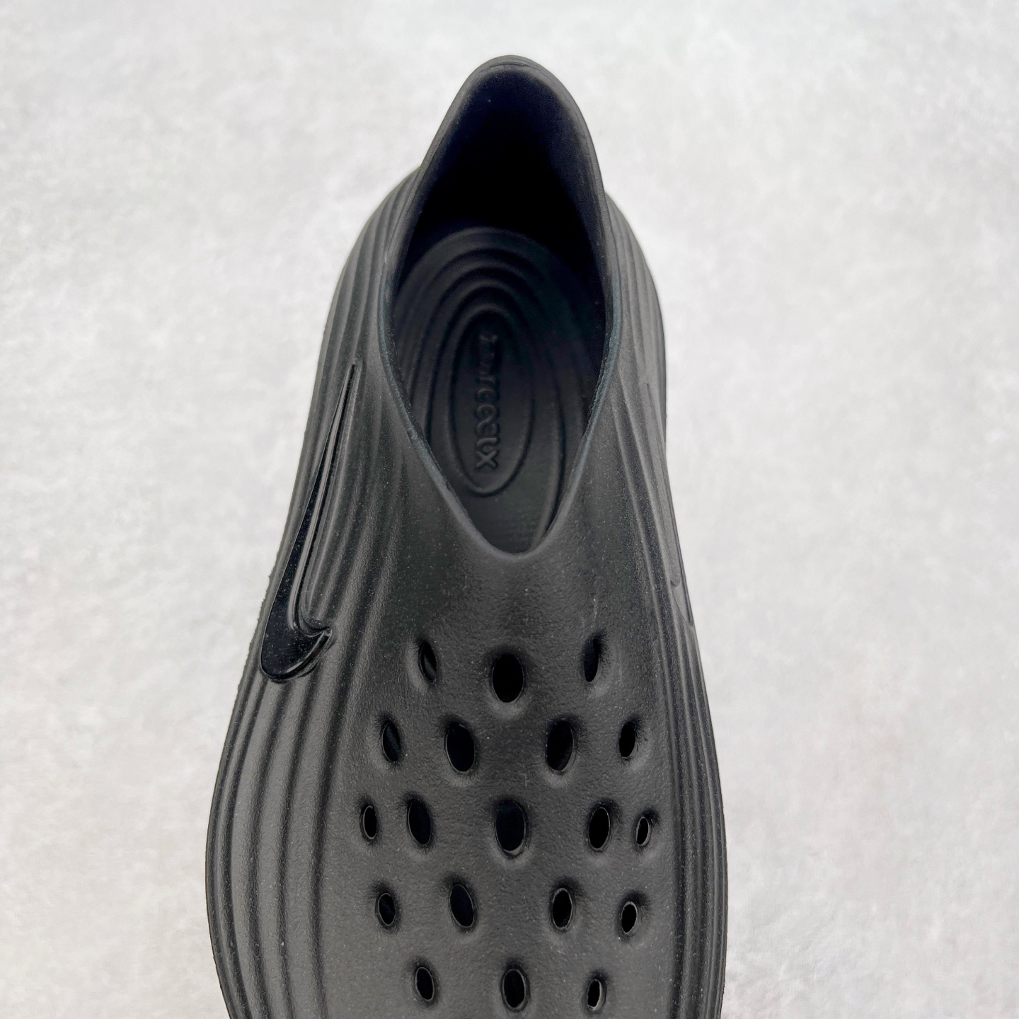 图片[5]-NK ReactX Rejuven8 简约舒适百搭洞洞鞋 从名字就能看出，这款鞋搭载了React X缓震科技，保证了舒适的脚感和轻盈的穿着体验。设计上，这双鞋采用了近几年非常流行的洞洞鞋风格，但特别之处在于加入了波浪纹路细节，让整个鞋型看起来更有立体感，视觉上也增添了几分现代感。尺码：36 36.5 37.5 38 38.5 39 40 40.5 41 42 42.5 43 44 44.5 45-选品中心