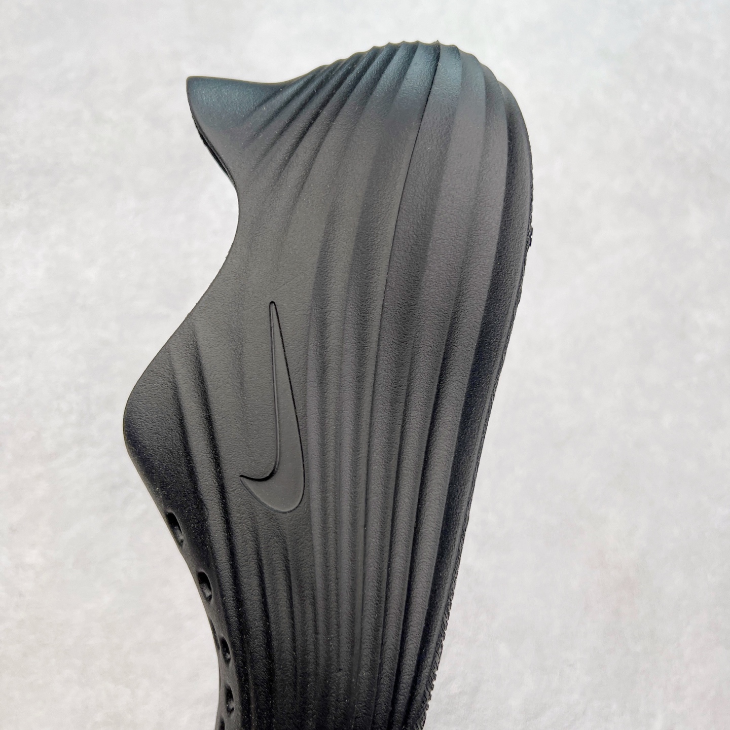 图片[7]-NK ReactX Rejuven8 简约舒适百搭洞洞鞋 从名字就能看出，这款鞋搭载了React X缓震科技，保证了舒适的脚感和轻盈的穿着体验。设计上，这双鞋采用了近几年非常流行的洞洞鞋风格，但特别之处在于加入了波浪纹路细节，让整个鞋型看起来更有立体感，视觉上也增添了几分现代感。尺码：36 36.5 37.5 38 38.5 39 40 40.5 41 42 42.5 43 44 44.5 45-选品中心