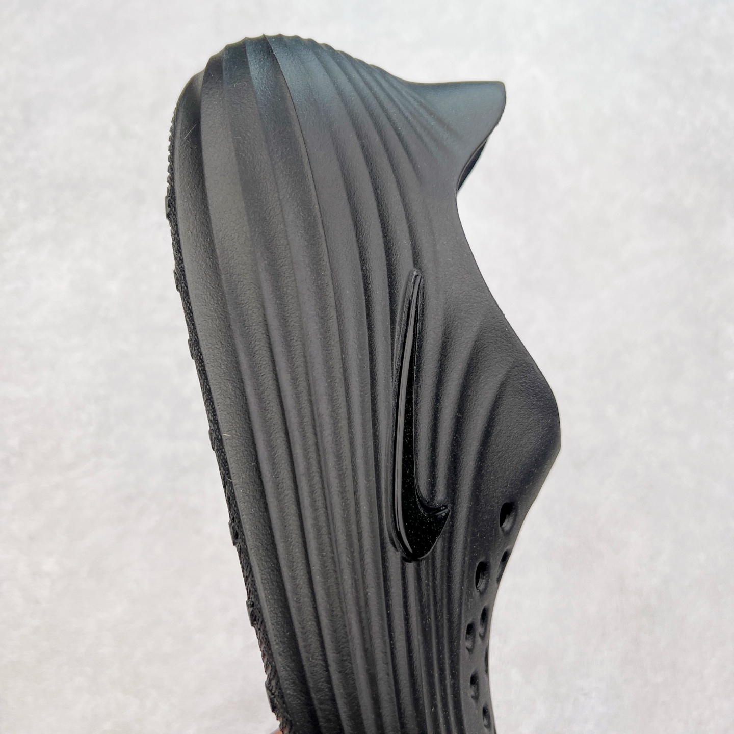 图片[6]-NK ReactX Rejuven8 简约舒适百搭洞洞鞋 从名字就能看出，这款鞋搭载了React X缓震科技，保证了舒适的脚感和轻盈的穿着体验。设计上，这双鞋采用了近几年非常流行的洞洞鞋风格，但特别之处在于加入了波浪纹路细节，让整个鞋型看起来更有立体感，视觉上也增添了几分现代感。尺码：36 36.5 37.5 38 38.5 39 40 40.5 41 42 42.5 43 44 44.5 45-选品中心