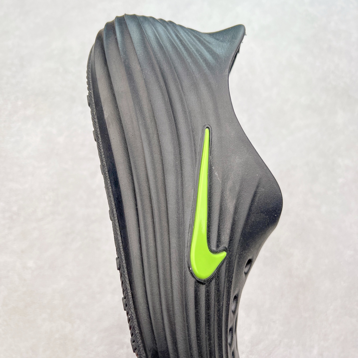 图片[6]-NK ReactX Rejuven8 简约舒适百搭洞洞鞋 从名字就能看出，这款鞋搭载了React X缓震科技，保证了舒适的脚感和轻盈的穿着体验。设计上，这双鞋采用了近几年非常流行的洞洞鞋风格，但特别之处在于加入了波浪纹路细节，让整个鞋型看起来更有立体感，视觉上也增添了几分现代感。尺码：36 36.5 37.5 38 38.5 39 40 40.5 41 42 42.5 43 44 44.5 45-选品中心