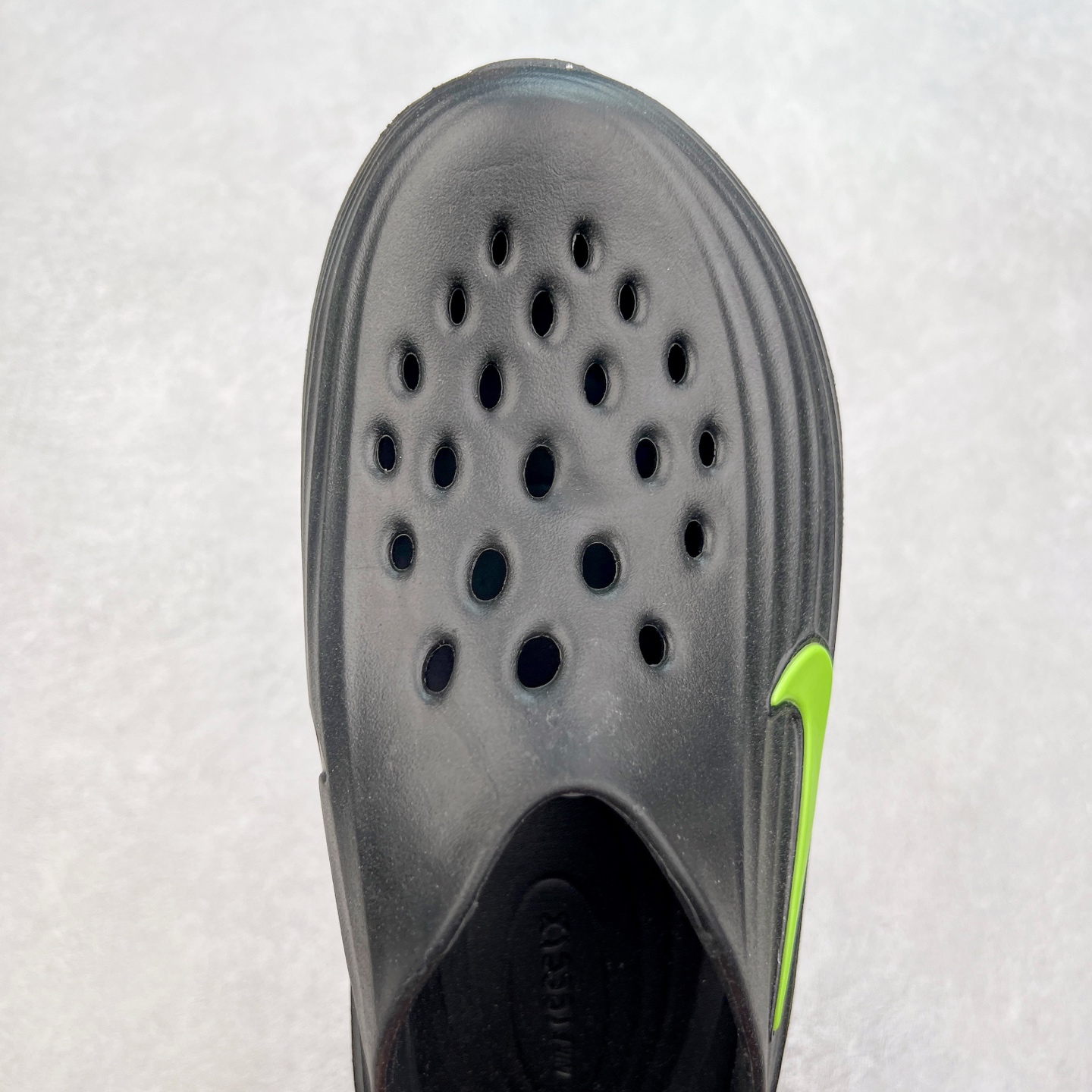 图片[4]-NK ReactX Rejuven8 简约舒适百搭洞洞鞋 从名字就能看出，这款鞋搭载了React X缓震科技，保证了舒适的脚感和轻盈的穿着体验。设计上，这双鞋采用了近几年非常流行的洞洞鞋风格，但特别之处在于加入了波浪纹路细节，让整个鞋型看起来更有立体感，视觉上也增添了几分现代感。尺码：36 36.5 37.5 38 38.5 39 40 40.5 41 42 42.5 43 44 44.5 45-选品中心