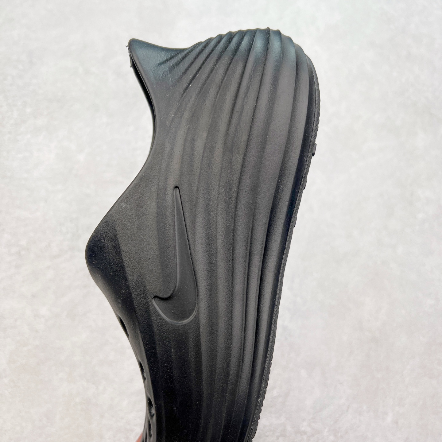 图片[7]-NK ReactX Rejuven8 简约舒适百搭洞洞鞋 从名字就能看出，这款鞋搭载了React X缓震科技，保证了舒适的脚感和轻盈的穿着体验。设计上，这双鞋采用了近几年非常流行的洞洞鞋风格，但特别之处在于加入了波浪纹路细节，让整个鞋型看起来更有立体感，视觉上也增添了几分现代感。尺码：36 36.5 37.5 38 38.5 39 40 40.5 41 42 42.5 43 44 44.5 45-选品中心