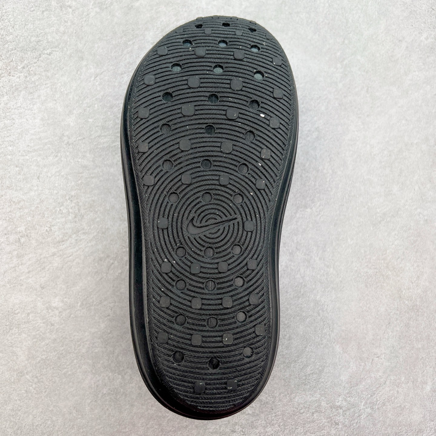 图片[9]-NK ReactX Rejuven8 简约舒适百搭洞洞鞋 从名字就能看出，这款鞋搭载了React X缓震科技，保证了舒适的脚感和轻盈的穿着体验。设计上，这双鞋采用了近几年非常流行的洞洞鞋风格，但特别之处在于加入了波浪纹路细节，让整个鞋型看起来更有立体感，视觉上也增添了几分现代感。尺码：36 36.5 37.5 38 38.5 39 40 40.5 41 42 42.5 43 44 44.5 45-选品中心