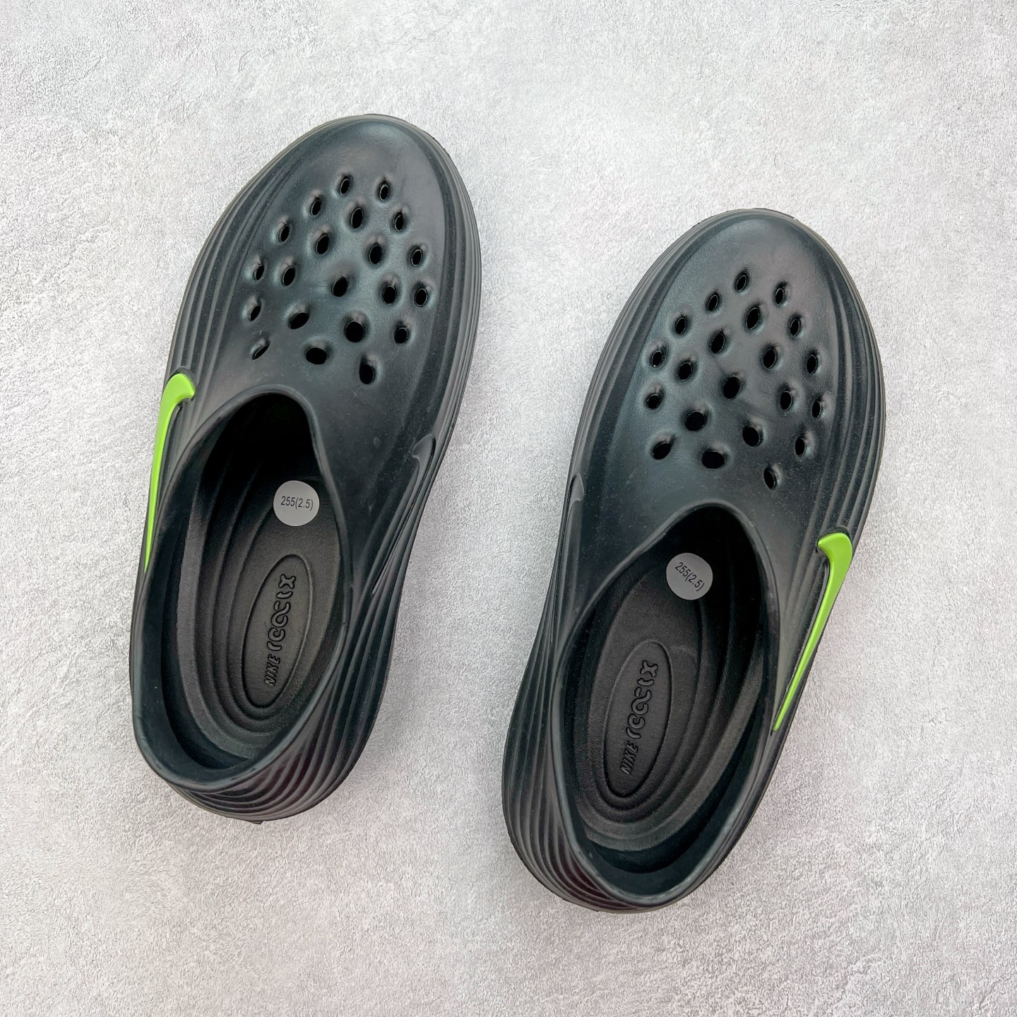 图片[3]-NK ReactX Rejuven8 简约舒适百搭洞洞鞋 从名字就能看出，这款鞋搭载了React X缓震科技，保证了舒适的脚感和轻盈的穿着体验。设计上，这双鞋采用了近几年非常流行的洞洞鞋风格，但特别之处在于加入了波浪纹路细节，让整个鞋型看起来更有立体感，视觉上也增添了几分现代感。尺码：36 36.5 37.5 38 38.5 39 40 40.5 41 42 42.5 43 44 44.5 45-选品中心