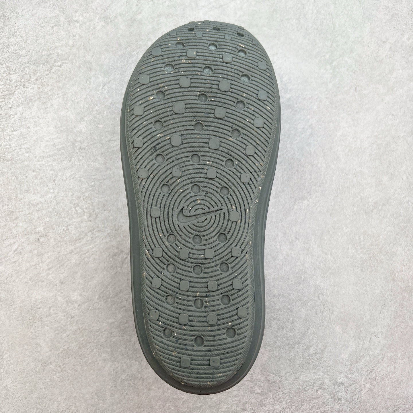 图片[9]-NK ReactX Rejuven8 简约舒适百搭洞洞鞋 从名字就能看出，这款鞋搭载了React X缓震科技，保证了舒适的脚感和轻盈的穿着体验。设计上，这双鞋采用了近几年非常流行的洞洞鞋风格，但特别之处在于加入了波浪纹路细节，让整个鞋型看起来更有立体感，视觉上也增添了几分现代感。尺码：36 36.5 37.5 38 38.5 39 40 40.5 41 42 42.5 43 44 44.5 45-选品中心