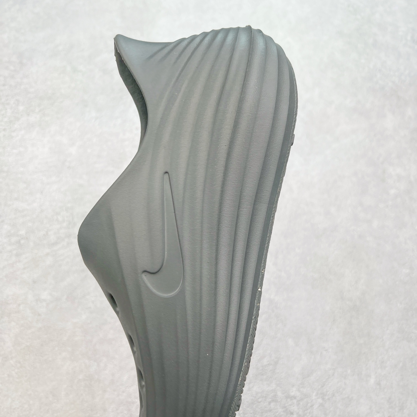 图片[7]-NK ReactX Rejuven8 简约舒适百搭洞洞鞋 从名字就能看出，这款鞋搭载了React X缓震科技，保证了舒适的脚感和轻盈的穿着体验。设计上，这双鞋采用了近几年非常流行的洞洞鞋风格，但特别之处在于加入了波浪纹路细节，让整个鞋型看起来更有立体感，视觉上也增添了几分现代感。尺码：36 36.5 37.5 38 38.5 39 40 40.5 41 42 42.5 43 44 44.5 45-选品中心