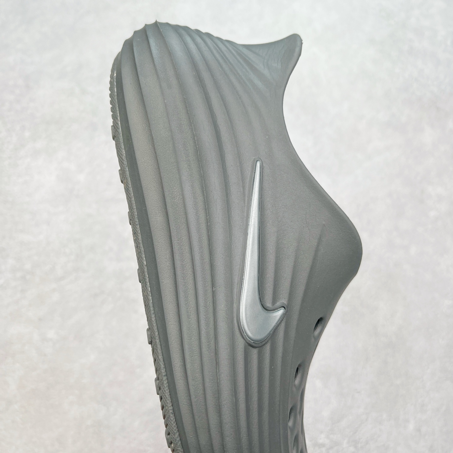 图片[6]-NK ReactX Rejuven8 简约舒适百搭洞洞鞋 从名字就能看出，这款鞋搭载了React X缓震科技，保证了舒适的脚感和轻盈的穿着体验。设计上，这双鞋采用了近几年非常流行的洞洞鞋风格，但特别之处在于加入了波浪纹路细节，让整个鞋型看起来更有立体感，视觉上也增添了几分现代感。尺码：36 36.5 37.5 38 38.5 39 40 40.5 41 42 42.5 43 44 44.5 45-选品中心