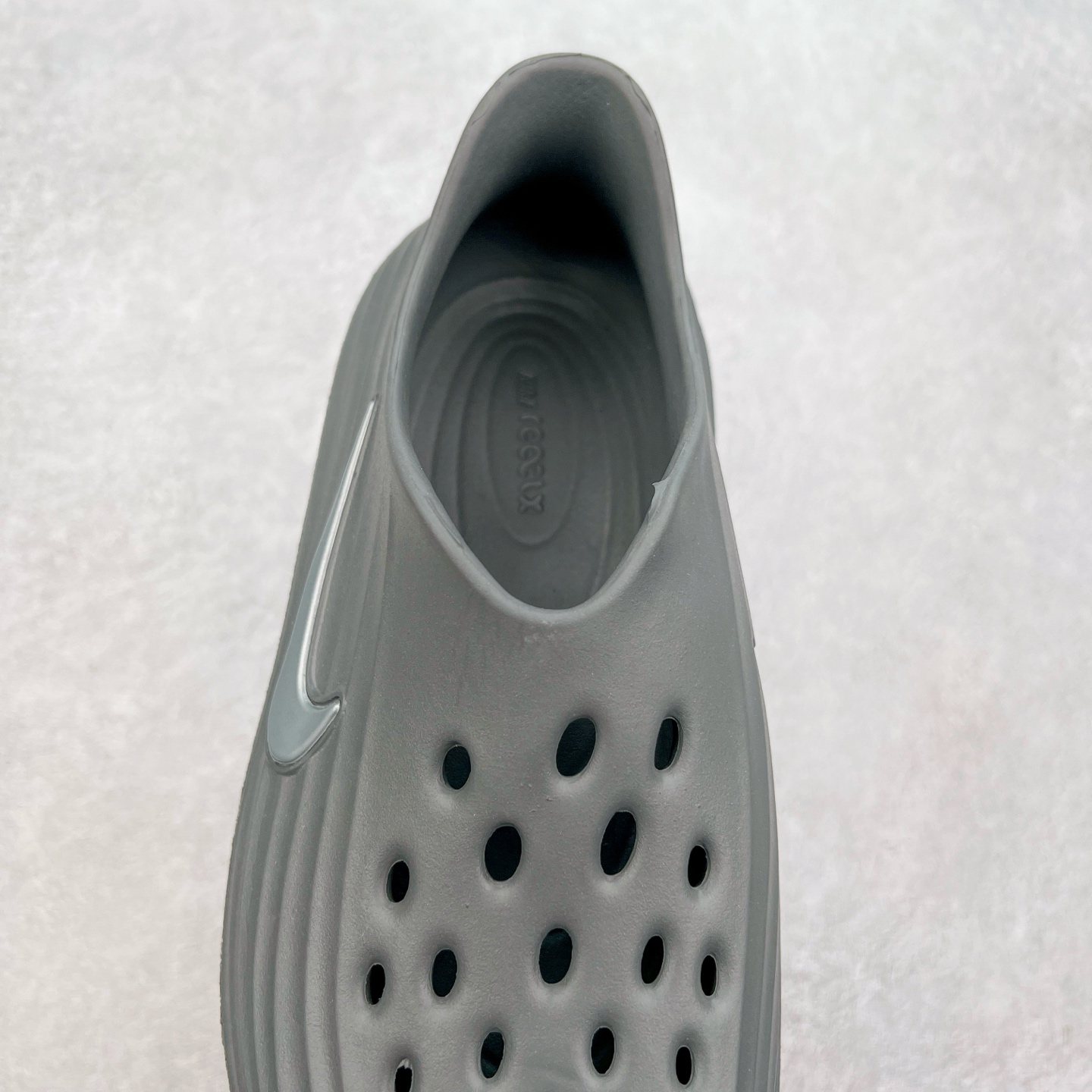 图片[5]-NK ReactX Rejuven8 简约舒适百搭洞洞鞋 从名字就能看出，这款鞋搭载了React X缓震科技，保证了舒适的脚感和轻盈的穿着体验。设计上，这双鞋采用了近几年非常流行的洞洞鞋风格，但特别之处在于加入了波浪纹路细节，让整个鞋型看起来更有立体感，视觉上也增添了几分现代感。尺码：36 36.5 37.5 38 38.5 39 40 40.5 41 42 42.5 43 44 44.5 45-选品中心