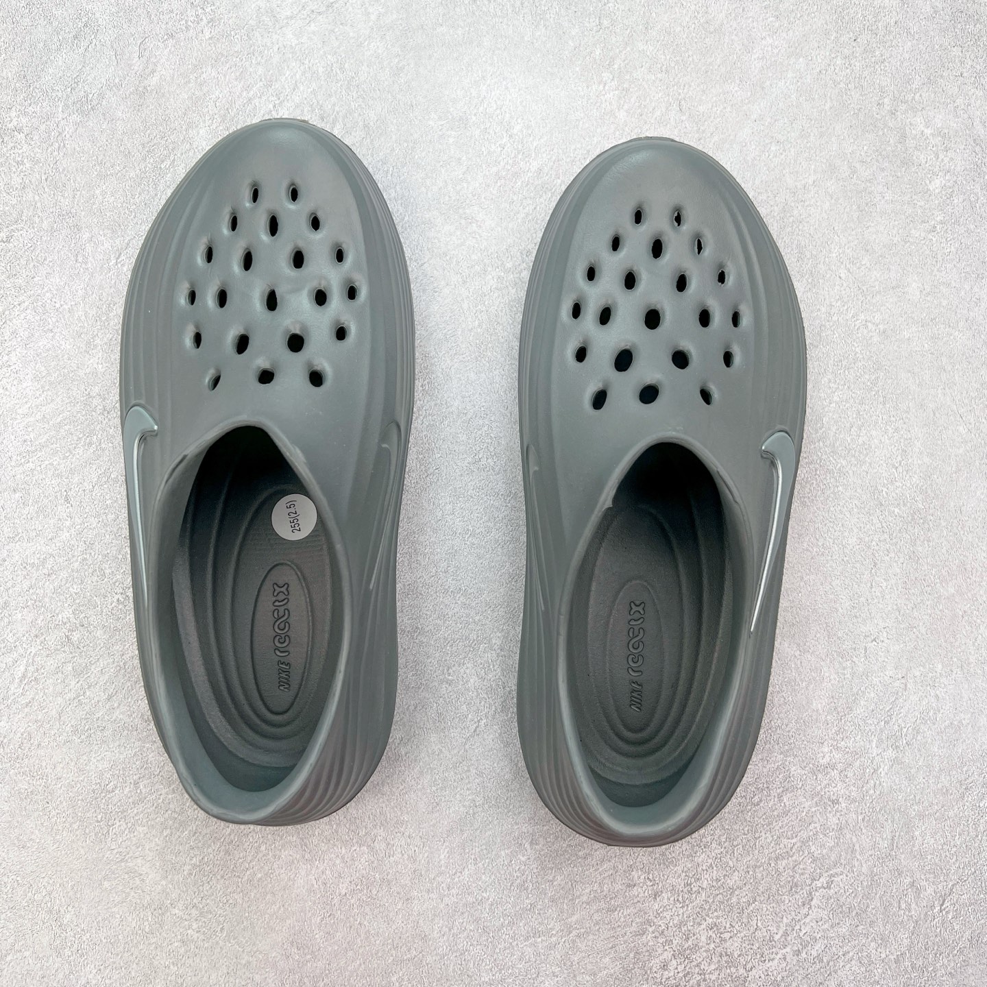 图片[3]-NK ReactX Rejuven8 简约舒适百搭洞洞鞋 从名字就能看出，这款鞋搭载了React X缓震科技，保证了舒适的脚感和轻盈的穿着体验。设计上，这双鞋采用了近几年非常流行的洞洞鞋风格，但特别之处在于加入了波浪纹路细节，让整个鞋型看起来更有立体感，视觉上也增添了几分现代感。尺码：36 36.5 37.5 38 38.5 39 40 40.5 41 42 42.5 43 44 44.5 45-选品中心