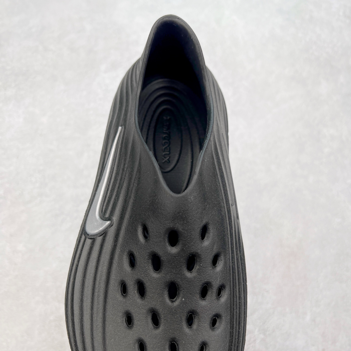 图片[5]-NK ReactX Rejuven8 简约舒适百搭洞洞鞋 从名字就能看出，这款鞋搭载了React X缓震科技，保证了舒适的脚感和轻盈的穿着体验。设计上，这双鞋采用了近几年非常流行的洞洞鞋风格，但特别之处在于加入了波浪纹路细节，让整个鞋型看起来更有立体感，视觉上也增添了几分现代感。尺码：36 36.5 37.5 38 38.5 39 40 40.5 41 42 42.5 43 44 44.5 45-选品中心