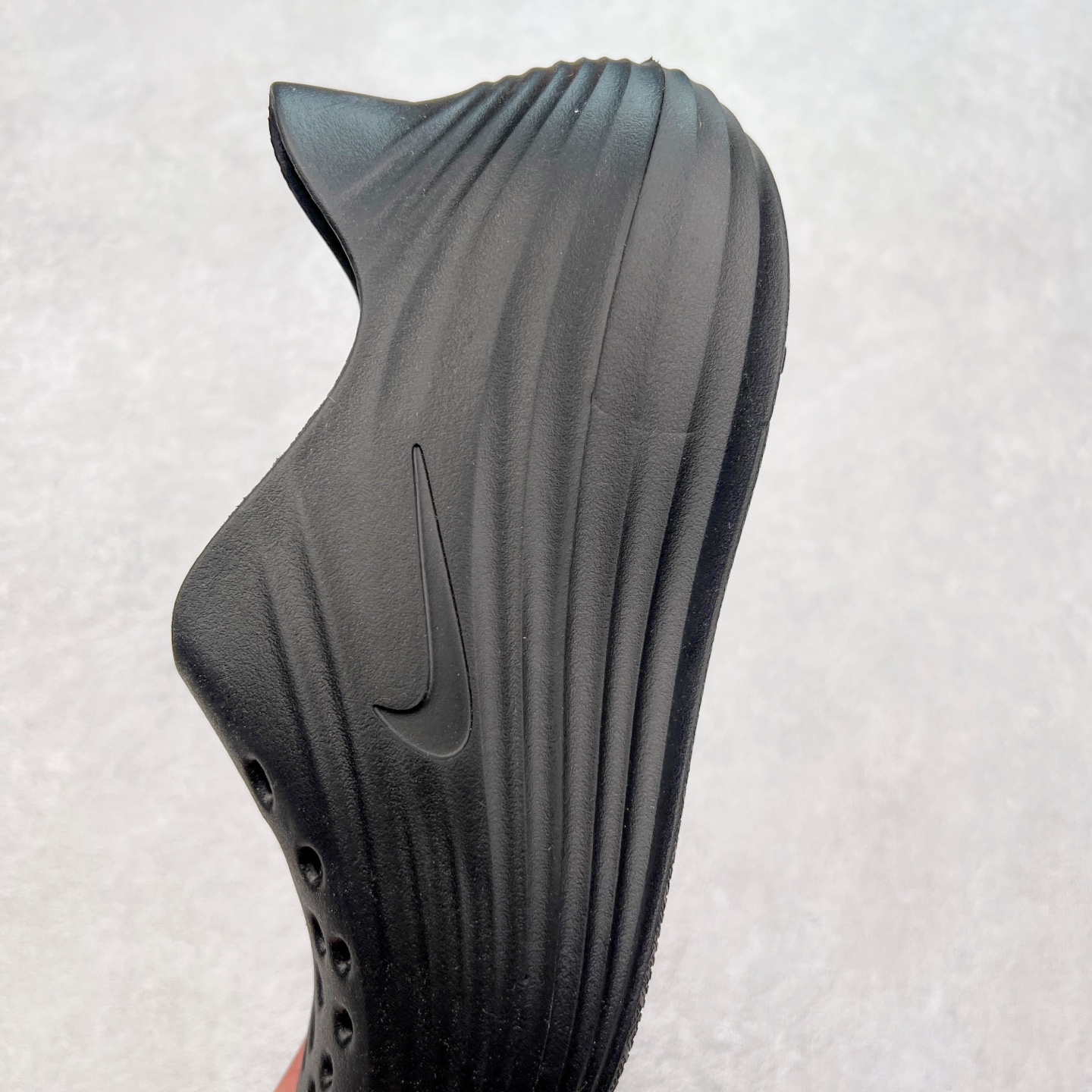 图片[7]-NK ReactX Rejuven8 简约舒适百搭洞洞鞋 从名字就能看出，这款鞋搭载了React X缓震科技，保证了舒适的脚感和轻盈的穿着体验。设计上，这双鞋采用了近几年非常流行的洞洞鞋风格，但特别之处在于加入了波浪纹路细节，让整个鞋型看起来更有立体感，视觉上也增添了几分现代感。尺码：36 36.5 37.5 38 38.5 39 40 40.5 41 42 42.5 43 44 44.5 45-选品中心