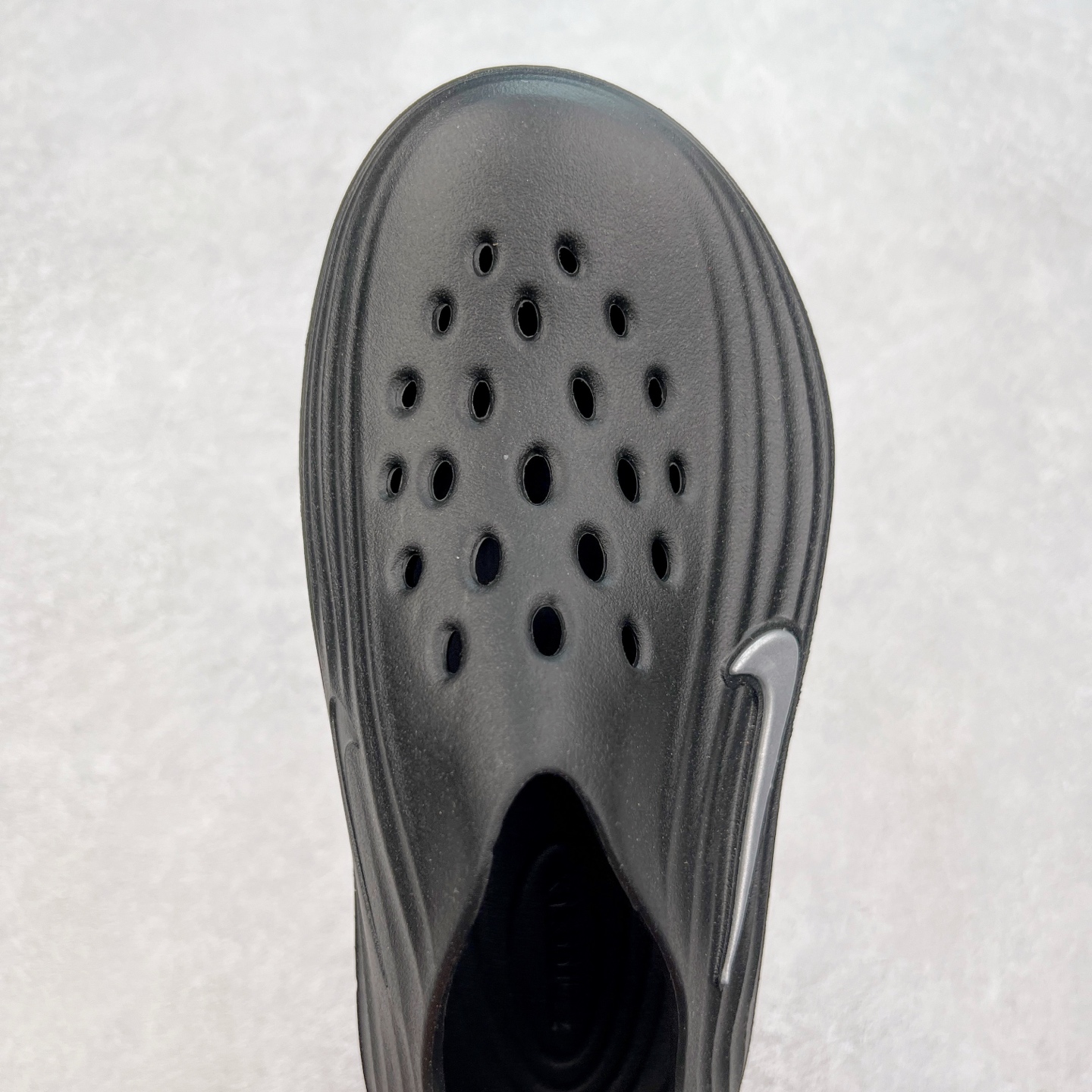 图片[4]-NK ReactX Rejuven8 简约舒适百搭洞洞鞋 从名字就能看出，这款鞋搭载了React X缓震科技，保证了舒适的脚感和轻盈的穿着体验。设计上，这双鞋采用了近几年非常流行的洞洞鞋风格，但特别之处在于加入了波浪纹路细节，让整个鞋型看起来更有立体感，视觉上也增添了几分现代感。尺码：36 36.5 37.5 38 38.5 39 40 40.5 41 42 42.5 43 44 44.5 45-选品中心