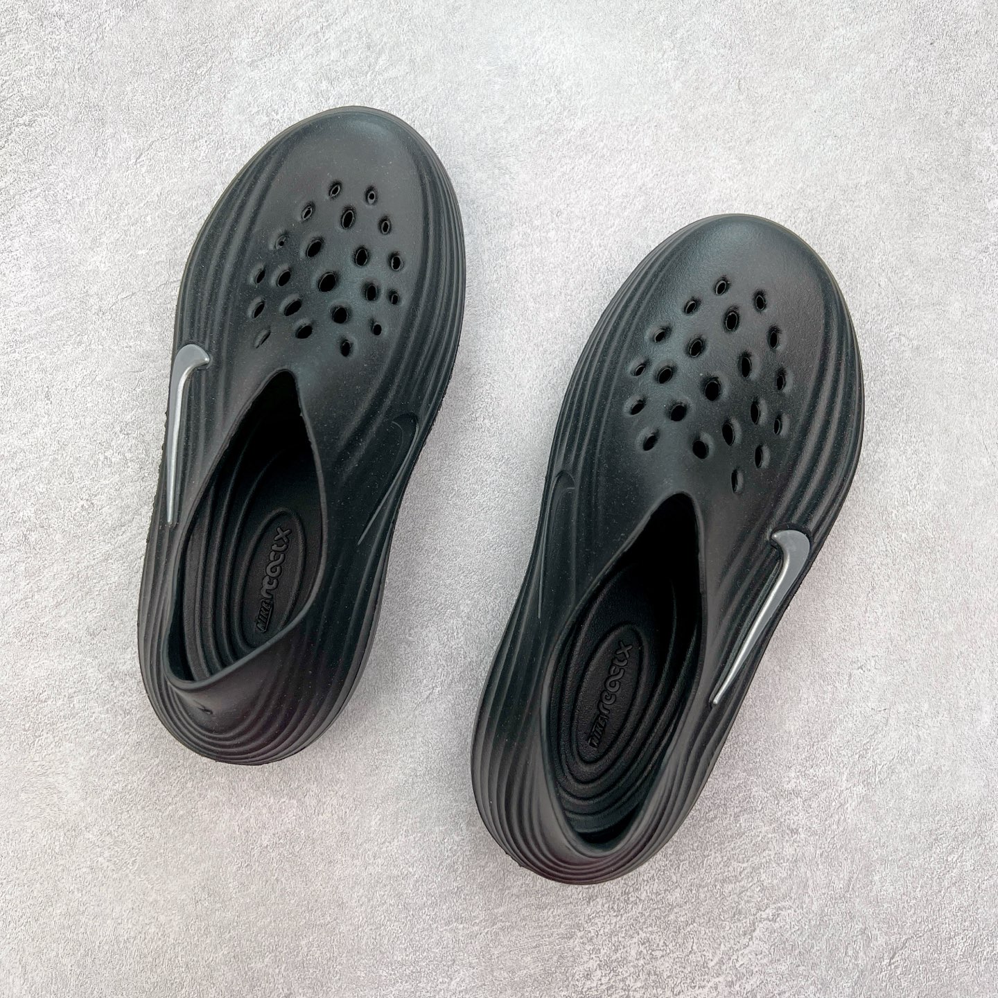 图片[3]-NK ReactX Rejuven8 简约舒适百搭洞洞鞋 从名字就能看出，这款鞋搭载了React X缓震科技，保证了舒适的脚感和轻盈的穿着体验。设计上，这双鞋采用了近几年非常流行的洞洞鞋风格，但特别之处在于加入了波浪纹路细节，让整个鞋型看起来更有立体感，视觉上也增添了几分现代感。尺码：36 36.5 37.5 38 38.5 39 40 40.5 41 42 42.5 43 44 44.5 45-选品中心