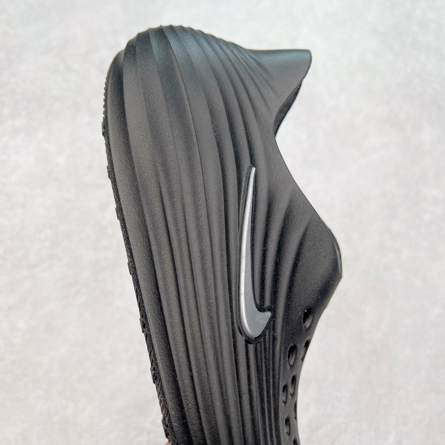 图片[6]-NK ReactX Rejuven8 简约舒适百搭洞洞鞋 从名字就能看出，这款鞋搭载了React X缓震科技，保证了舒适的脚感和轻盈的穿着体验。设计上，这双鞋采用了近几年非常流行的洞洞鞋风格，但特别之处在于加入了波浪纹路细节，让整个鞋型看起来更有立体感，视觉上也增添了几分现代感。尺码：36 36.5 37.5 38 38.5 39 40 40.5 41 42 42.5 43 44 44.5 45-选品中心