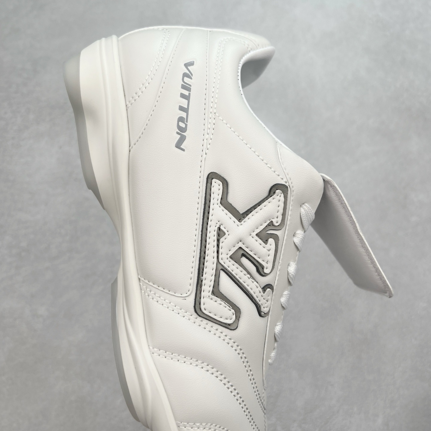 图片[6]-LOUIS VUITTON Footprint Soccer LV 皮革 2025春夏男士系列圆头系带低帮生活休闲鞋 2025春夏系列时装展中亮相，是Pharrell Williams 首次以足球鞋为灵感设计的运动鞋。鞋款的灵感来自跨越世代和文化的足球运动，呼应2025春夏系列时装展团结一致、全民参与的主题。鞋款以流丽的设计著称，侧面以富动感的IV Initials标志点缀，鞋舌缀有灵感来自足球队伍的Lvers United徽章，而脚掌纹橡胶鞋底饰有多款路易威登标志 时髦休闲穿搭 时尚界的弄潮儿 实拍调校N版已经零色差零失真 百分百还原实物色彩所见即所得 不存在货不对板色差等低级问题 选购参考实物拍摄 不混卖不参货 只用心做好货严格选品 承诺混一赔十 尺码：36 37 38 39 40 41 42 43 44 45 46-选品中心