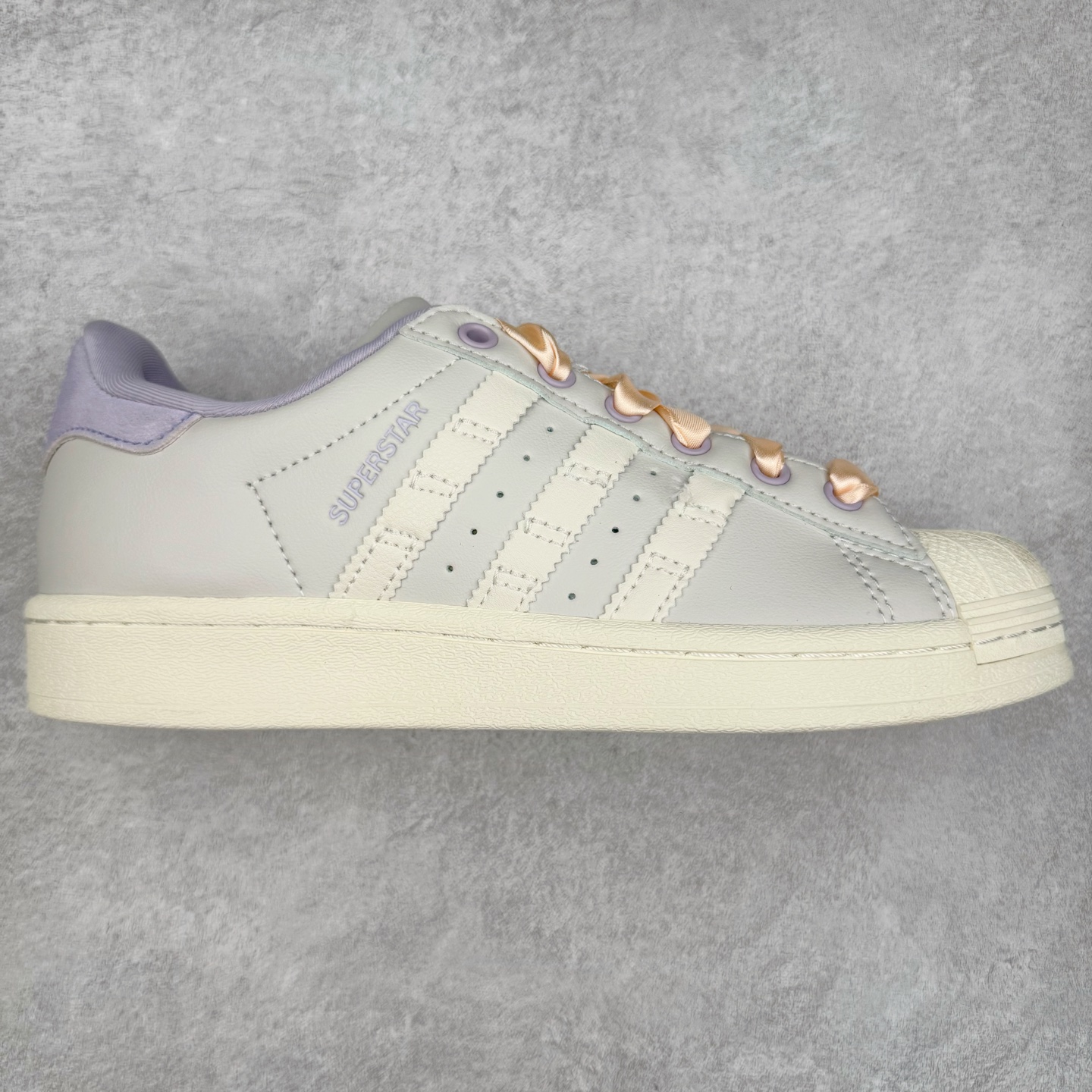 AD Originals Superstar 经典复古贝壳头板鞋 IF1805 诞生于1969年 是第一双将全皮面鞋 身与橡胶鞋头结合在一起的低帮篮球鞋 Superstar最开始 是作为高帮篮球鞋Pro Model的低帮版本而出现的 但因为其独特和醒目的橡胶鞋头造型而让大家熟知 被大家形象地称为\\\”shelltoe\\\”贝壳头 在70年代的美国职业篮球场上 接近3/4的NBA球员都将这双Superstar作为场上用鞋 80年代之后 经过不断的改良和发展 Superstar逐渐成为横跨时装、音乐、街头文化、休闲和运动等各大领域的时尚潮鞋 尺码：36 36.5 37 38 38.5 39 40 40.5 41 42 42.5 43 44 44.5 45-选品中心