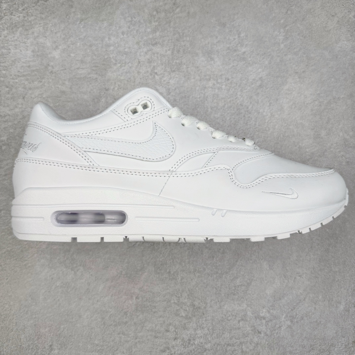 NK Air Max 1 初代复古气垫慢跑鞋 HF8813-100 由Tinker Hatfeld和Mark Parker在1987年设计 灵感来自于巴黎蓬皮杜中心 在参观了蓬皮杜中心之后提出了Air Max的标志性开窗可视气垫的理念 并将其实际开发成功 是NK史上第一双可视气垫跑鞋 凭借着Air Max气垫带来的舒适脚感和鞋面面料上的不断精进才使得Air Max 1在现如今都是复古慢跑鞋的首选 深厚的历史渊源 独特的流线形设计 极为复古的外观使得它深受鞋迷的喜爱 尺码：36 36.5 37.5 38 38.5 39 40 40.5 41 42 42.5 43 44 44.5 45-选品中心
