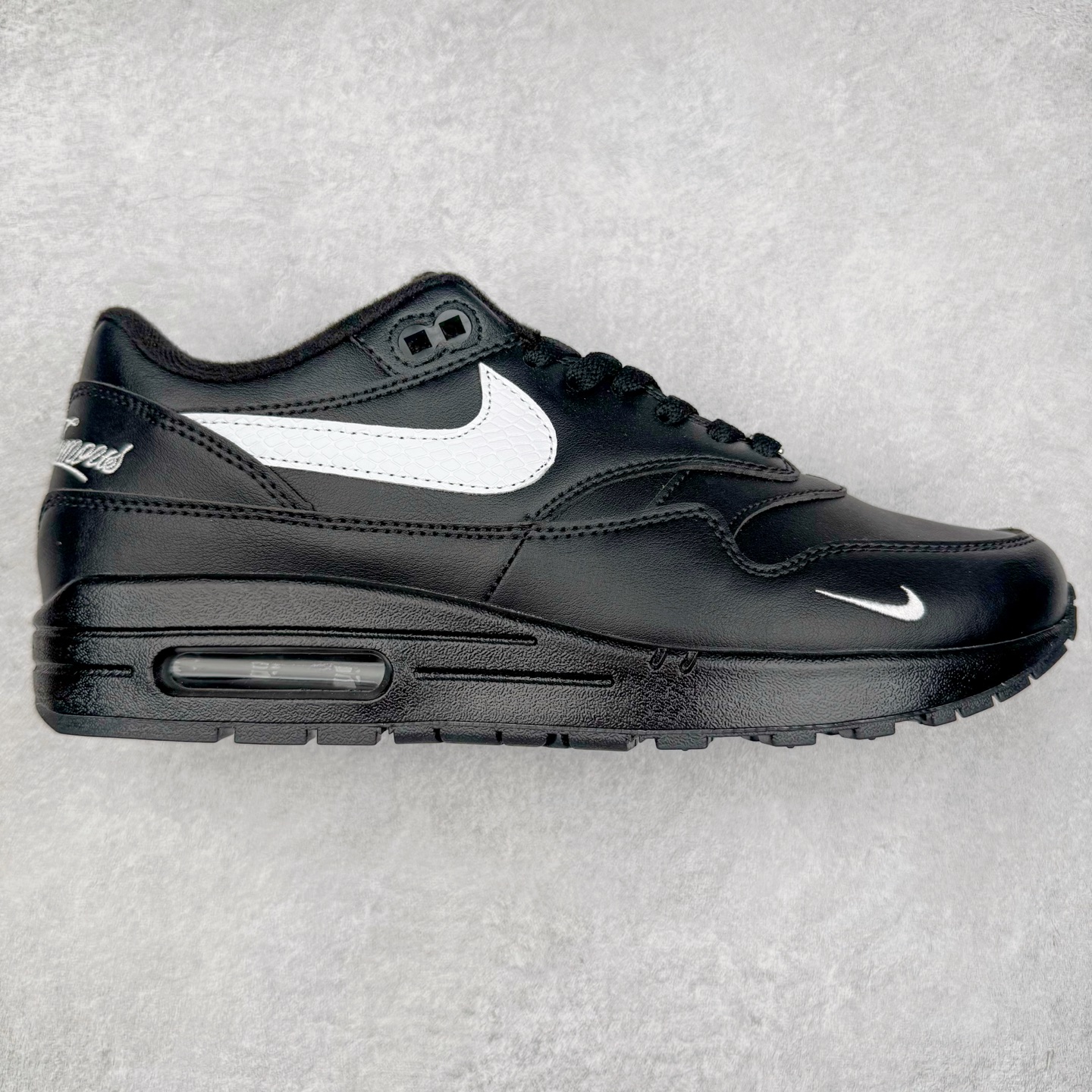 NK Air Max 1 初代复古气垫慢跑鞋 HF8813-001 由Tinker Hatfeld和Mark Parker在1987年设计 灵感来自于巴黎蓬皮杜中心 在参观了蓬皮杜中心之后提出了Air Max的标志性开窗可视气垫的理念 并将其实际开发成功 是NK史上第一双可视气垫跑鞋 凭借着Air Max气垫带来的舒适脚感和鞋面面料上的不断精进才使得Air Max 1在现如今都是复古慢跑鞋的首选 深厚的历史渊源 独特的流线形设计 极为复古的外观使得它深受鞋迷的喜爱 尺码：36 36.5 37.5 38 38.5 39 40 40.5 41 42 42.5 43 44 44.5 45-选品中心