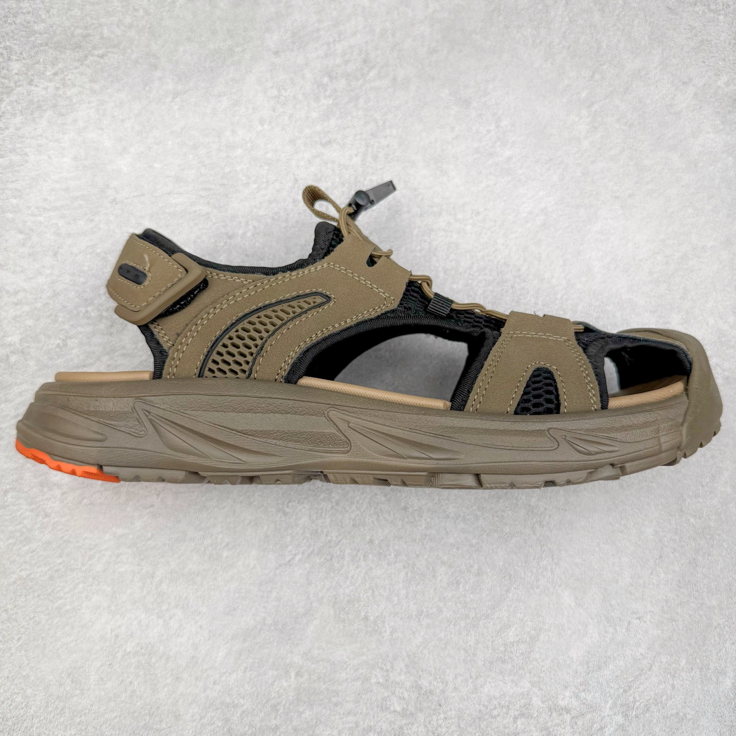 ECCO爱步男鞋夏季新款户外凉鞋 沙滩鞋男鞋 越野系列 酷爽夏日出行 褪去厚重和繁琐的束缚 百看不厌的拼接鞋面，个性走势畅游盛夏 鞋面采用抽绳扣，适应各种脚型 防撞鞋头构造 橡胶半包结构 形成防撞保护 避免磕碰 采用MD按摩垫脚，U型结构包裹脚跟缓解疲劳 后跟魔术贴条 粘合强防止掉脚 回弹轻便鞋底 耐磨抗老化，具有较强抓地性和耐磨性，稳固支撑 尺码：38 39 40 41 42 43 44 45（皮鞋码）-选品中心