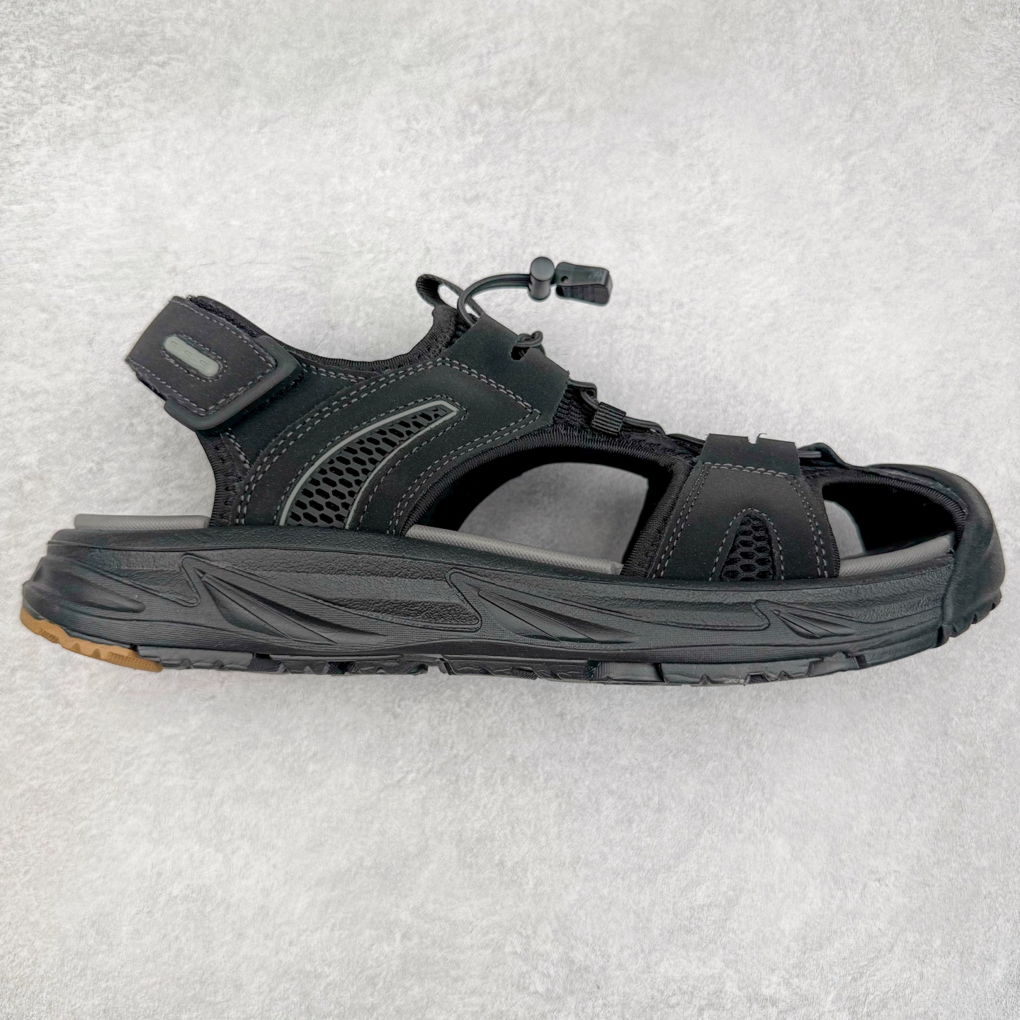 ECCO爱步男鞋夏季新款户外凉鞋 沙滩鞋男鞋 越野系列 酷爽夏日出行 褪去厚重和繁琐的束缚 百看不厌的拼接鞋面，个性走势畅游盛夏 鞋面采用抽绳扣，适应各种脚型 防撞鞋头构造 橡胶半包结构 形成防撞保护 避免磕碰 采用MD按摩垫脚，U型结构包裹脚跟缓解疲劳 后跟魔术贴条 粘合强防止掉脚 回弹轻便鞋底 耐磨抗老化，具有较强抓地性和耐磨性，稳固支撑 尺码：38 39 40 41 42 43 44 45（皮鞋码）-选品中心