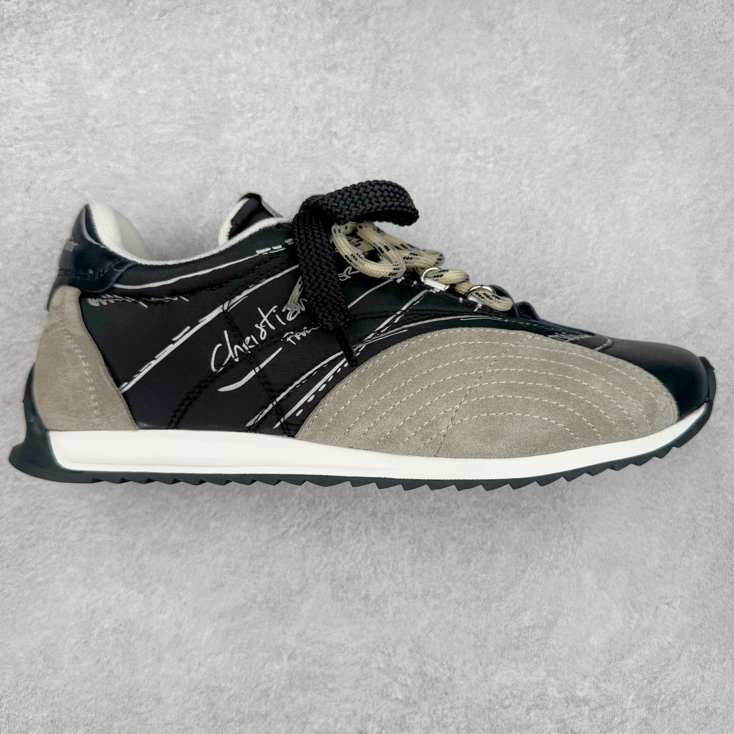 DIOR迪奥 D-Sketch春夏成衣系列 圆头系带 低帮生活休闲鞋 原版开发 25ss春夏秀场出镜率最高的单品 保留着原本的造型 细节点缀上非常符合当下流行趋势 融入了主理人对于阿甘鞋全新的理解和复古情怀。全新材质有一点哑光的皮质，复古风十足 上脚很凸造型 时尚百搭 全风格衣服裤子裙子都能驾驭 原版组合大底 尺码：35-40 (男鞋后续出货)-选品中心