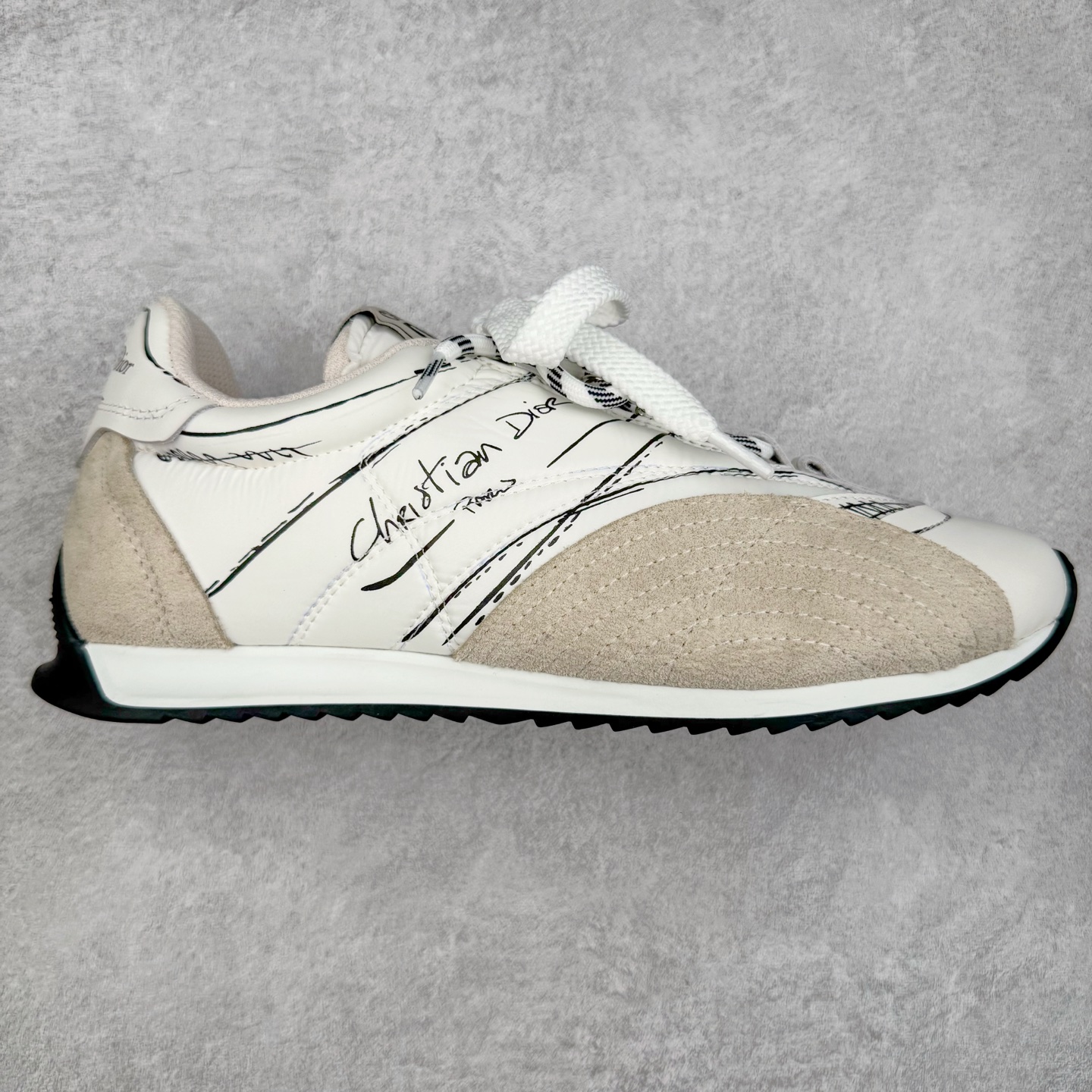 DIOR迪奥 D-Sketch春夏成衣系列 圆头系带 低帮生活休闲鞋 原版开发 25ss春夏秀场出镜率最高的单品 保留着原本的造型 细节点缀上非常符合当下流行趋势 融入了主理人对于阿甘鞋全新的理解和复古情怀。全新材质有一点哑光的皮质，复古风十足 上脚很凸造型 时尚百搭 全风格衣服裤子裙子都能驾驭 原版组合大底 尺码：35-40 (男鞋后续出货)-选品中心