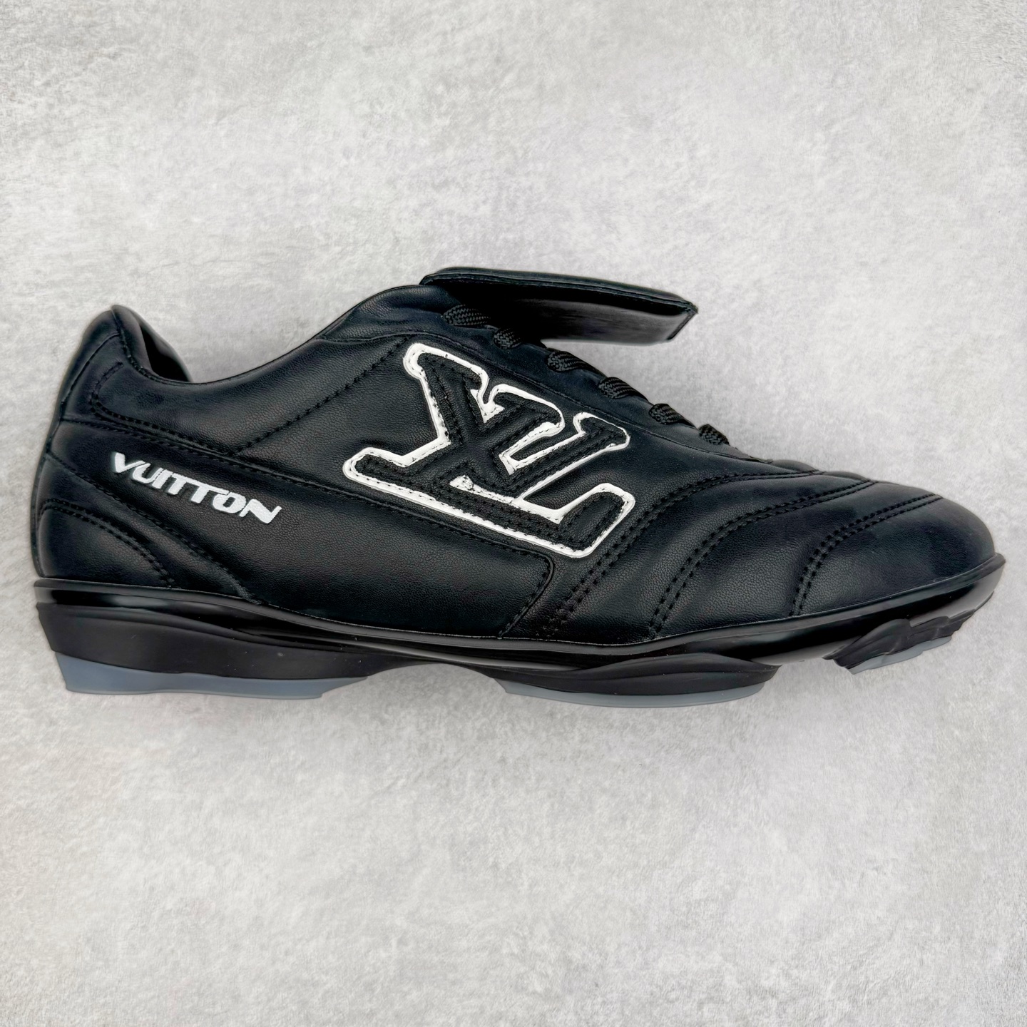 LOUIS VUITTON Footprint Soccer LV 皮革 2025春夏男士系列圆头系带低帮生活休闲鞋 2025春夏系列时装展中亮相，是Pharrell Williams 首次以足球鞋为灵感设计的运动鞋。鞋款的灵感来自跨越世代和文化的足球运动，呼应2025春夏系列时装展团结一致、全民参与的主题。鞋款以流丽的设计著称，侧面以富动感的IV Initials标志点缀，鞋舌缀有灵感来自足球队伍的Lvers United徽章，而脚掌纹橡胶鞋底饰有多款路易威登标志 时髦休闲穿搭 时尚界的弄潮儿 实拍调校N版已经零色差零失真 百分百还原实物色彩所见即所得 不存在货不对板色差等低级问题 选购参考实物拍摄 不混卖不参货 只用心做好货严格选品 承诺混一赔十 尺码：36 37 38 39 40 41 42 43 44 45 46-选品中心