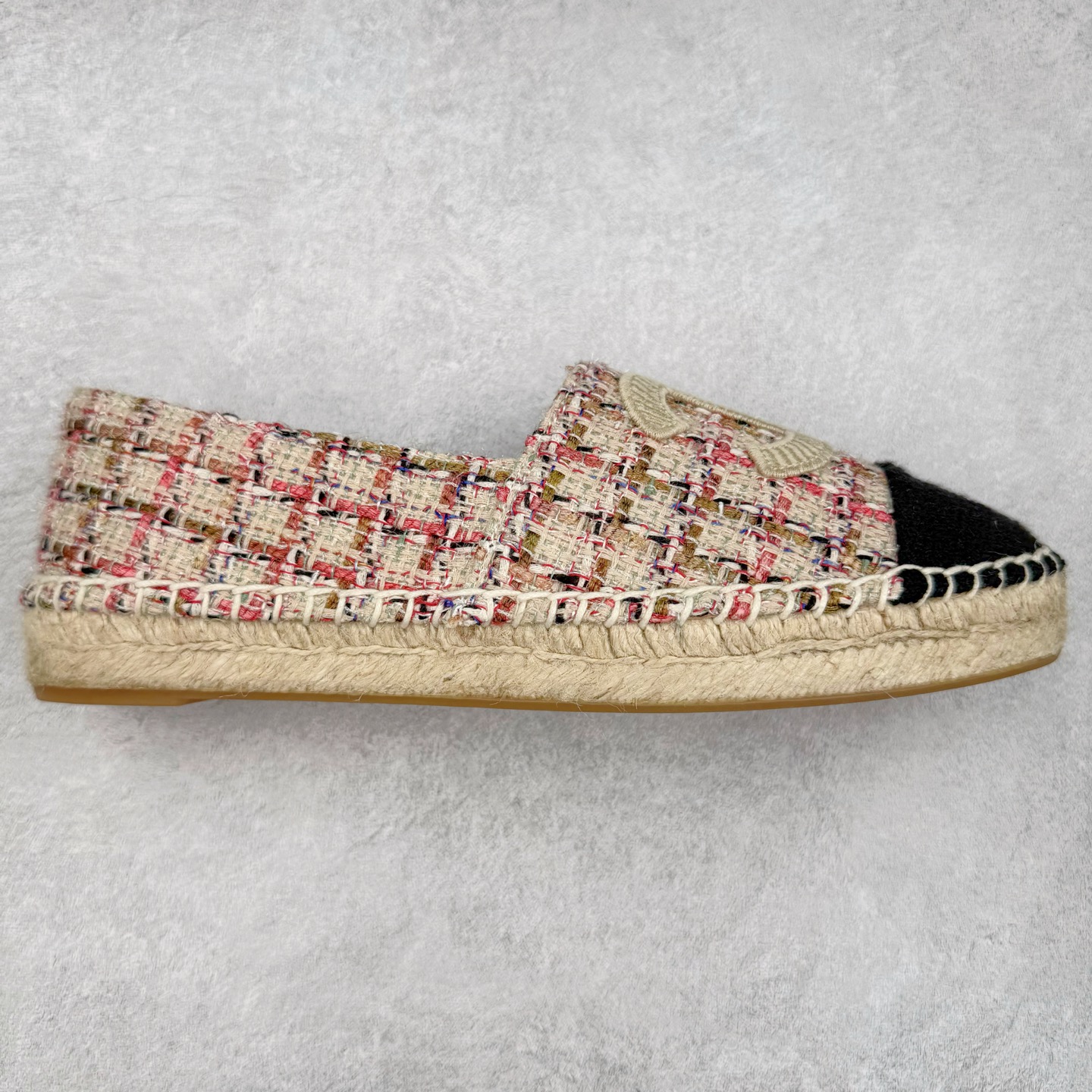 #纯原 CHANEL 香奈儿经典款 小香渔夫鞋 万年长青款 各路网红单品 春夏百搭款 牛仔裤 短裤轻松驾驭 原版一比一开模 99%还原正品100针麻绳上线,双双纯手工品质保证 原单进口羊皮 内里垫脚均为柔软绵羊皮 天然麻绳配透明橡胶大底 专柜统一包装。 脚背高/或者宽 建议选大一码 尺码:35 36 37 38 39 40-选品中心