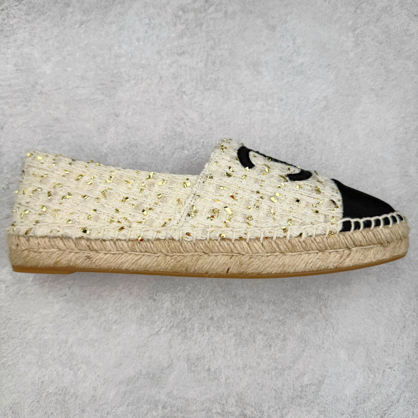 ＃纯原 CHANEL 香奈儿经典款 小香渔夫鞋 万年长青款 各路网红单品 春夏百搭款 牛仔裤 短裤轻松驾驭 原版一比一开模 99%还原正品100针麻绳上线，双双纯手工品质保证 原单进口羊皮 内里垫脚均为柔软绵羊皮 天然麻绳配透明橡胶大底 专柜统一包装。 脚背高/或者宽 建议选大一码 尺码：35 36 37 38 39 40-选品中心