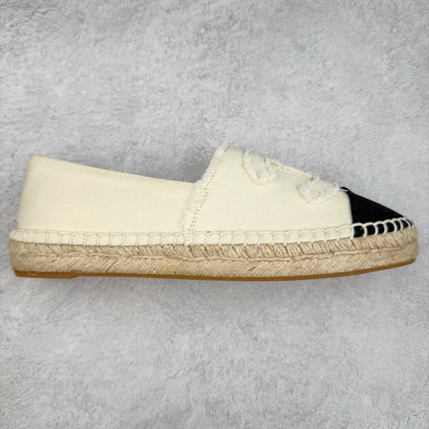 #纯原 CHANEL 香奈儿经典款 小香渔夫鞋 万年长青款 各路网红单品 春夏百搭款 牛仔裤 短裤轻松驾驭 原版一比一开模 99%还原正品100针麻绳上线,双双纯手工品质保证 原单进口羊皮 内里垫脚均为柔软绵羊皮 天然麻绳配透明橡胶大底 专柜统一包装。 脚背高/或者宽 建议选大一码 尺码:35 36 37 38 39 40-选品中心