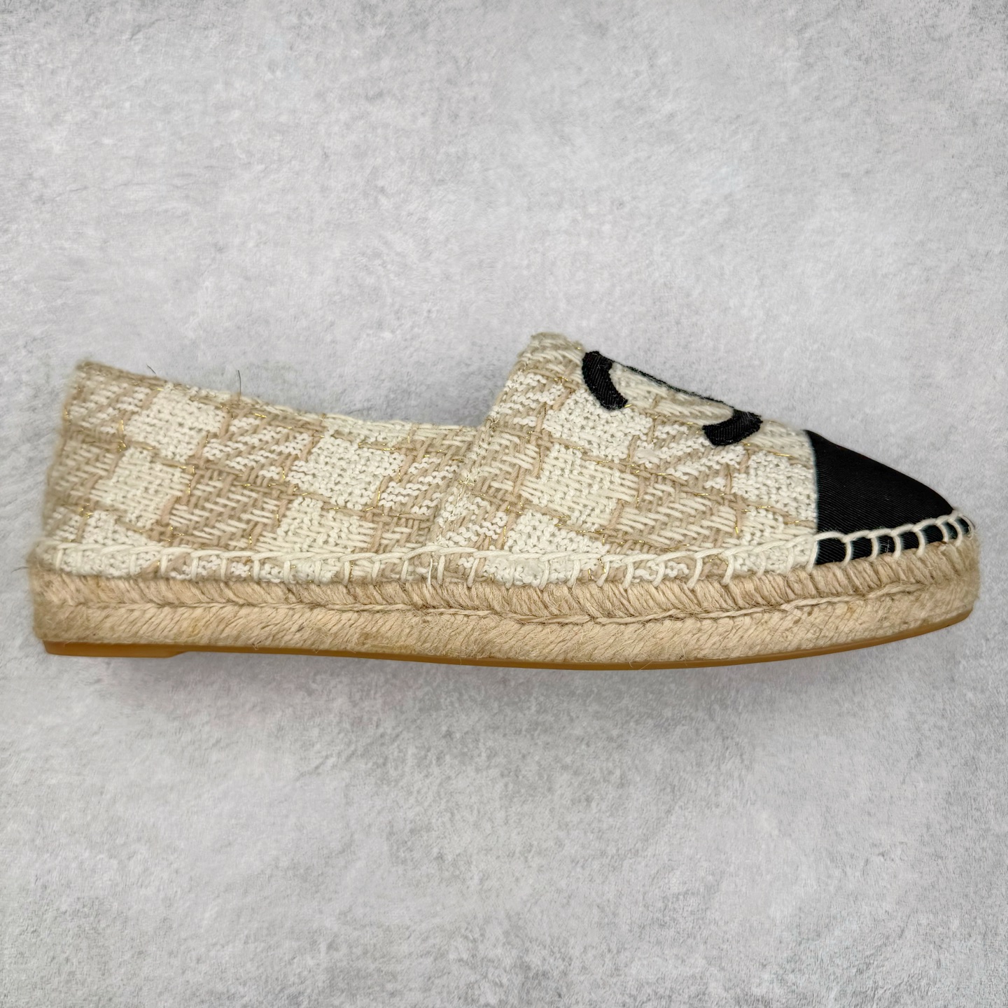 #纯原 CHANEL 香奈儿经典款 小香渔夫鞋 万年长青款 各路网红单品 春夏百搭款 牛仔裤 短裤轻松驾驭 原版一比一开模 99%还原正品100针麻绳上线,双双纯手工品质保证 原单进口羊皮 内里垫脚均为柔软绵羊皮 天然麻绳配透明橡胶大底 专柜统一包装。 脚背高/或者宽 建议选大一码 尺码:35 36 37 38 39 40-选品中心