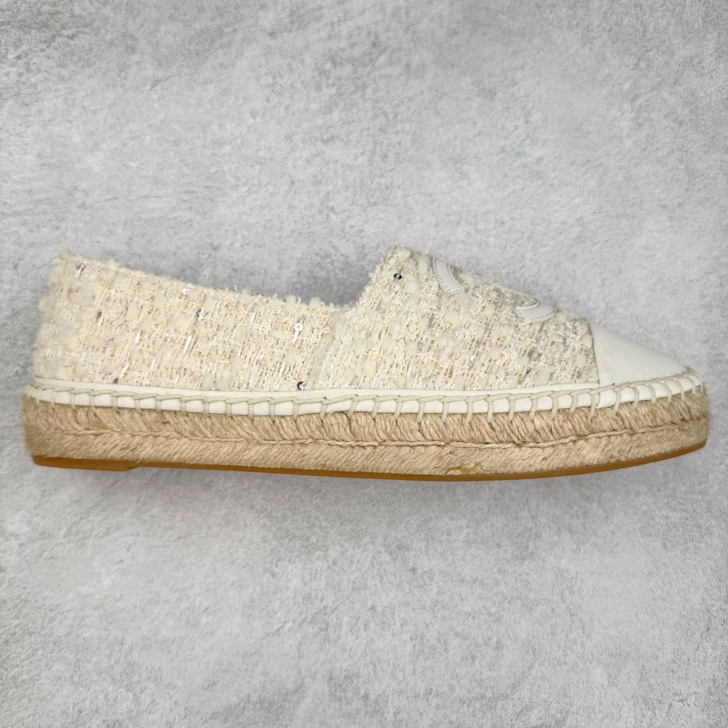 #纯原 CHANEL 香奈儿经典款 小香渔夫鞋 万年长青款 各路网红单品 春夏百搭款 牛仔裤 短裤轻松驾驭 原版一比一开模 99%还原正品100针麻绳上线,双双纯手工品质保证 原单进口羊皮 内里垫脚均为柔软绵羊皮 天然麻绳配透明橡胶大底 专柜统一包装。 脚背高/或者宽 建议选大一码 尺码:35 36 37 38 39 40-选品中心