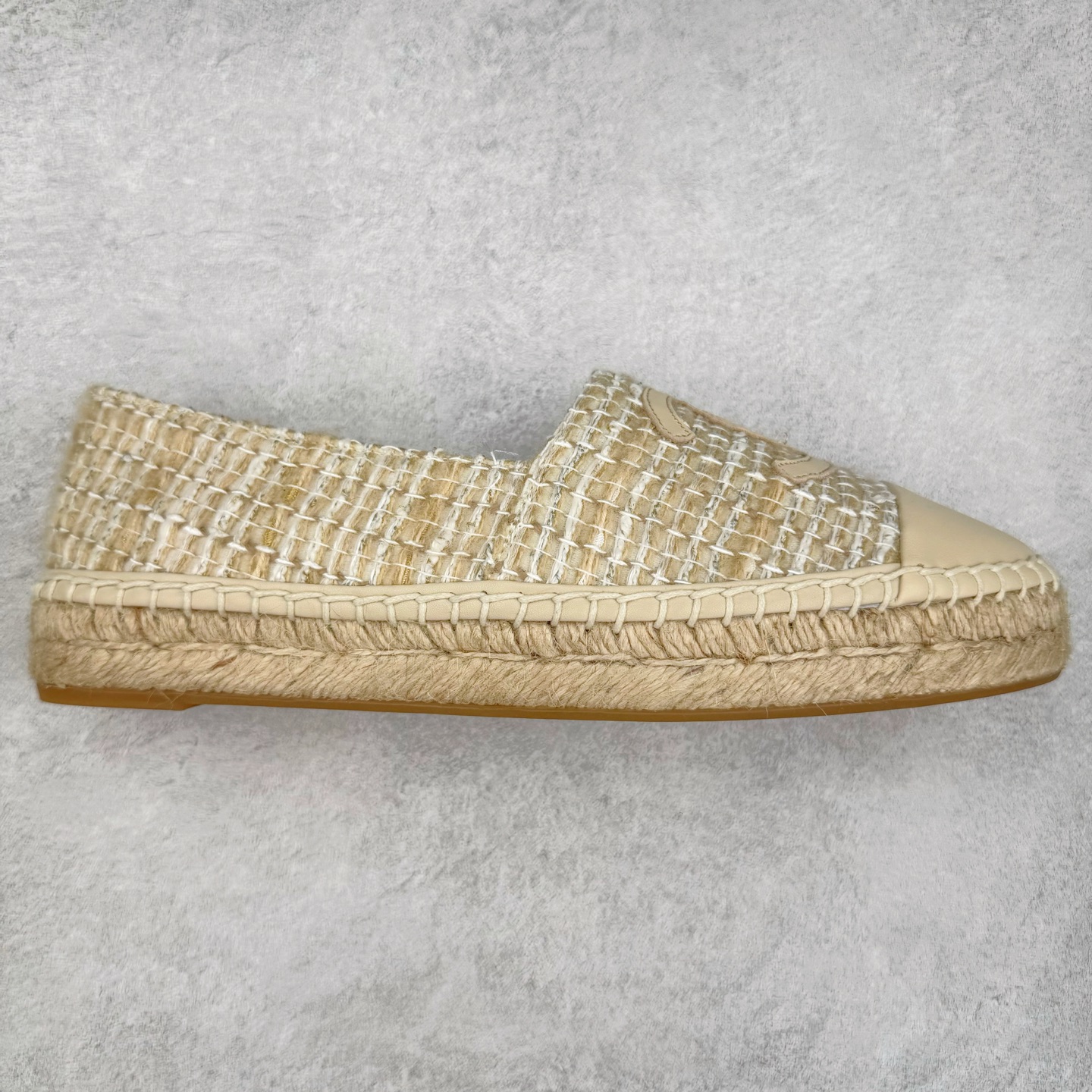 #纯原 CHANEL 香奈儿经典款 小香渔夫鞋 万年长青款 各路网红单品 春夏百搭款 牛仔裤 短裤轻松驾驭 原版一比一开模 99%还原正品100针麻绳上线,双双纯手工品质保证 原单进口羊皮 内里垫脚均为柔软绵羊皮 天然麻绳配透明橡胶大底 专柜统一包装。 脚背高/或者宽 建议选大一码 尺码:35 36 37 38 39 40-选品中心