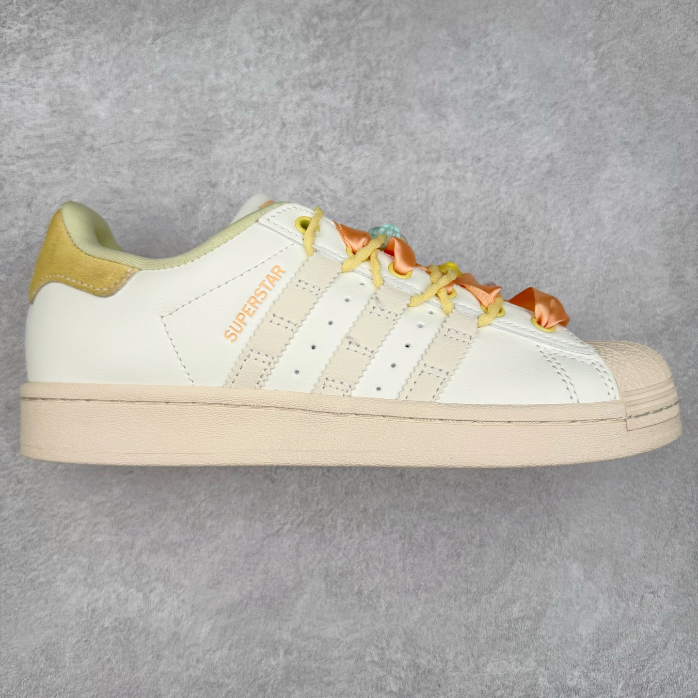 AD Originals Superstar 经典复古贝壳头板鞋 IF1804 诞生于1969年 是第一双将全皮面鞋 身与橡胶鞋头结合在一起的低帮篮球鞋 Superstar最开始 是作为高帮篮球鞋Pro Model的低帮版本而出现的 但因为其独特和醒目的橡胶鞋头造型而让大家熟知 被大家形象地称为\\\”shelltoe\\\”贝壳头 在70年代的美国职业篮球场上 接近3/4的NBA球员都将这双Superstar作为场上用鞋 80年代之后 经过不断的改良和发展 Superstar逐渐成为横跨时装、音乐、街头文化、休闲和运动等各大领域的时尚潮鞋 尺码：36 36.5 37 38 38.5 39 40 40.5 41 42 42.5 43 44 44.5 45-选品中心