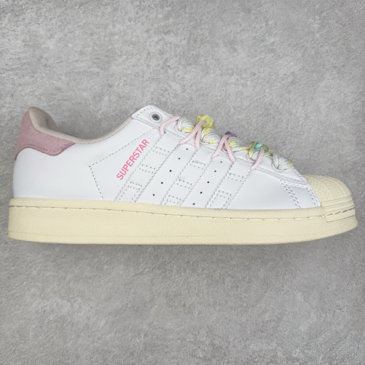 AD Originals Superstar 经典复古贝壳头板鞋 IF1802 诞生于1969年 是第一双将全皮面鞋 身与橡胶鞋头结合在一起的低帮篮球鞋 Superstar最开始 是作为高帮篮球鞋Pro Model的低帮版本而出现的 但因为其独特和醒目的橡胶鞋头造型而让大家熟知 被大家形象地称为\\\”shelltoe\\\”贝壳头 在70年代的美国职业篮球场上 接近3/4的NBA球员都将这双Superstar作为场上用鞋 80年代之后 经过不断的改良和发展 Superstar逐渐成为横跨时装、音乐、街头文化、休闲和运动等各大领域的时尚潮鞋 尺码：36 36.5 37 38 38.5 39 40 40.5 41 42 42.5 43 44 44.5 45-选品中心