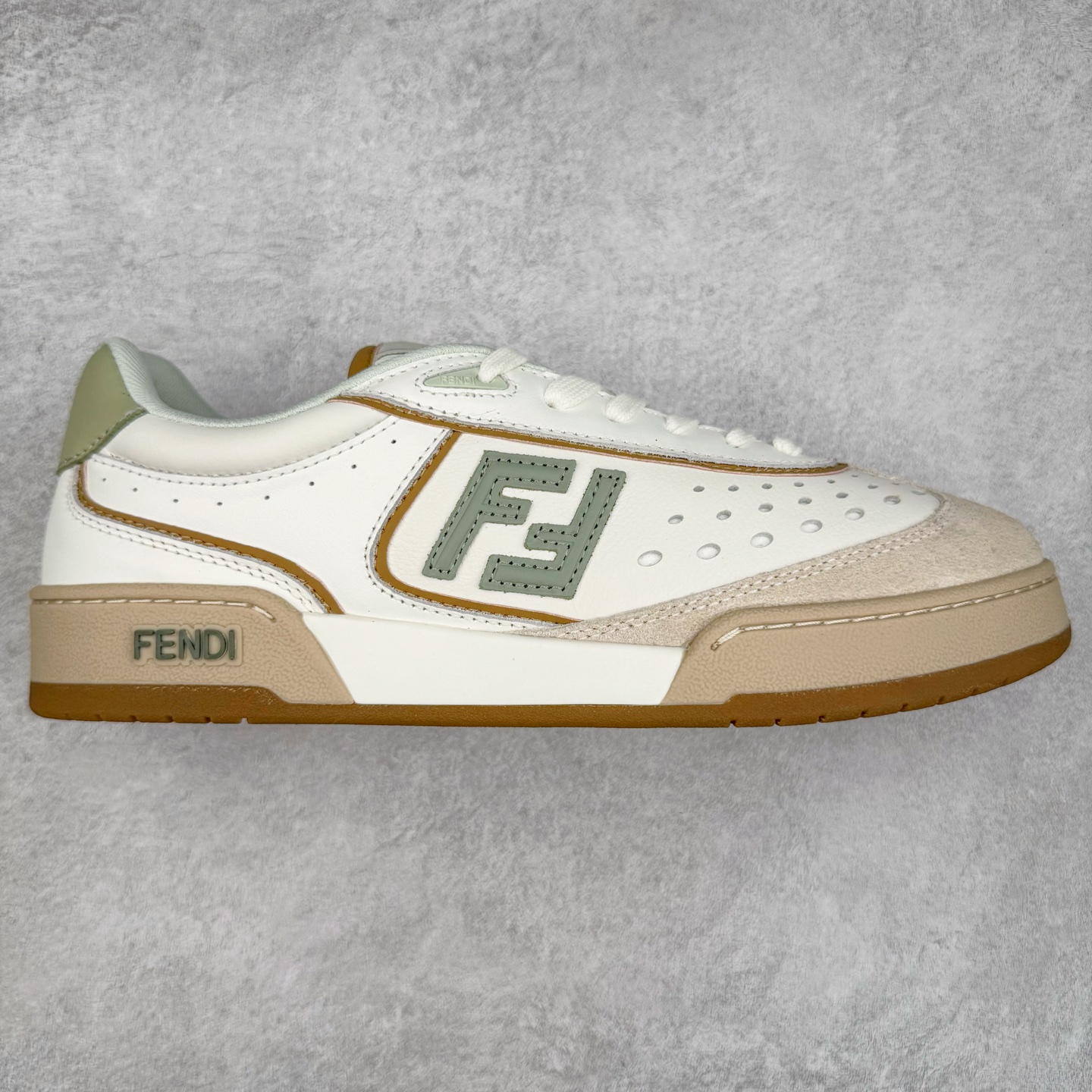 Fendi芬迪match系列 情侣款 休闲运动板鞋原版购入开发 做货 这款FENDI Match系带运动鞋。鞋面饰有小穿孔 白色皮革材质 带米色绒面材质细节 抹茶绿皮革FF贴花 橡胶鞋底 侧面带FENDI字样配合送专柜精美包装 原版定制进口头层牛皮进口定制透气网里 原版开模TPU双色组合底 底厚 3CM 尺码 39 40 41 42 43 44 45 46-选品中心