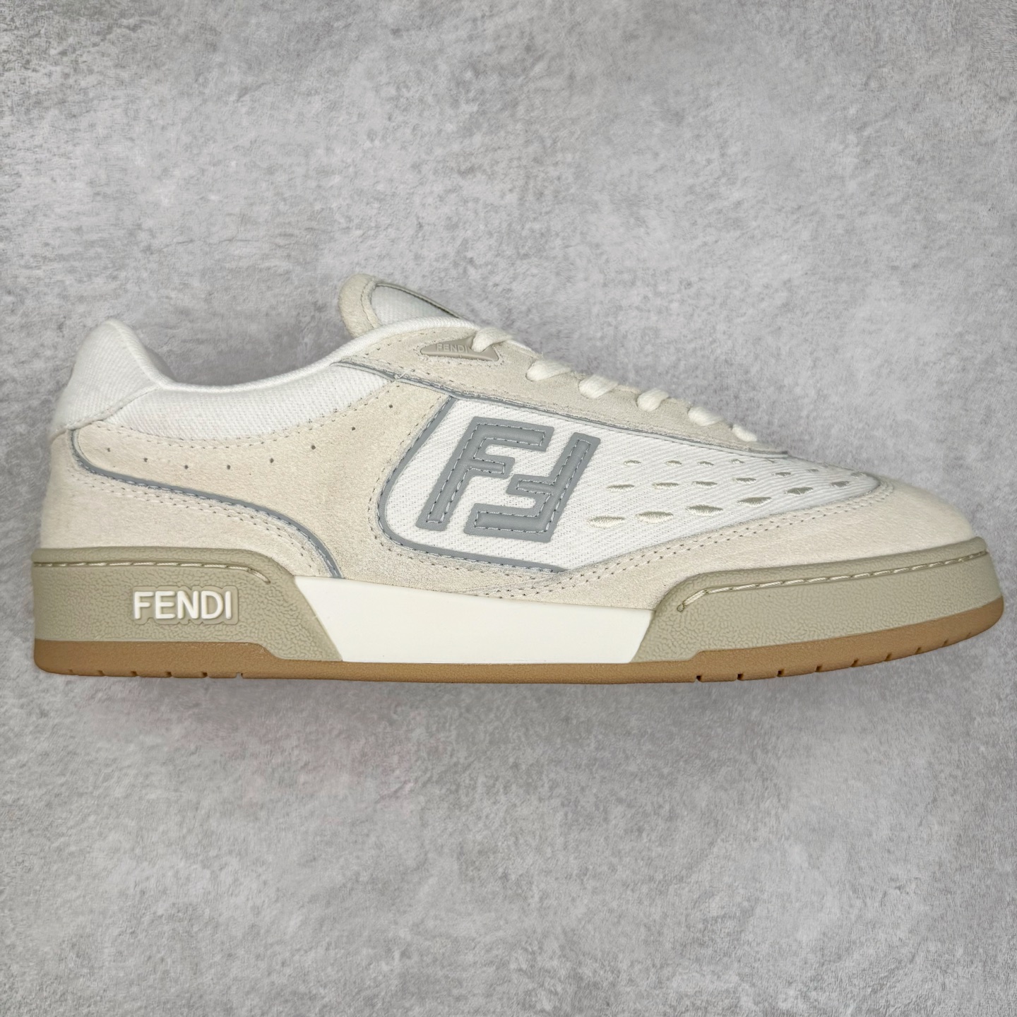 Fendi芬迪match系列 情侣款 休闲运动板鞋原版购入开发 做货 这款FENDI Match系带运动鞋。鞋面饰有小穿孔 白色皮革材质 带米色绒面材质细节 抹茶绿皮革FF贴花 橡胶鞋底 侧面带FENDI字样配合送专柜精美包装 原版定制进口头层牛皮进口定制透气网里 原版开模TPU双色组合底 底厚 3CM 尺码 39 40 41 42 43 44 45 46-选品中心