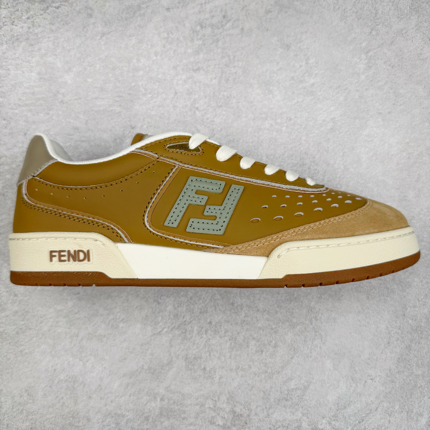 Fendi芬迪match系列 情侣款 休闲运动板鞋原版购入开发 做货 这款FENDI Match系带运动鞋。鞋面饰有小穿孔 白色皮革材质 带米色绒面材质细节 抹茶绿皮革FF贴花 橡胶鞋底 侧面带FENDI字样配合送专柜精美包装 原版定制进口头层牛皮进口定制透气网里 原版开模TPU双色组合底 底厚 3CM 尺码 39 40 41 42 43 44 45 46-选品中心