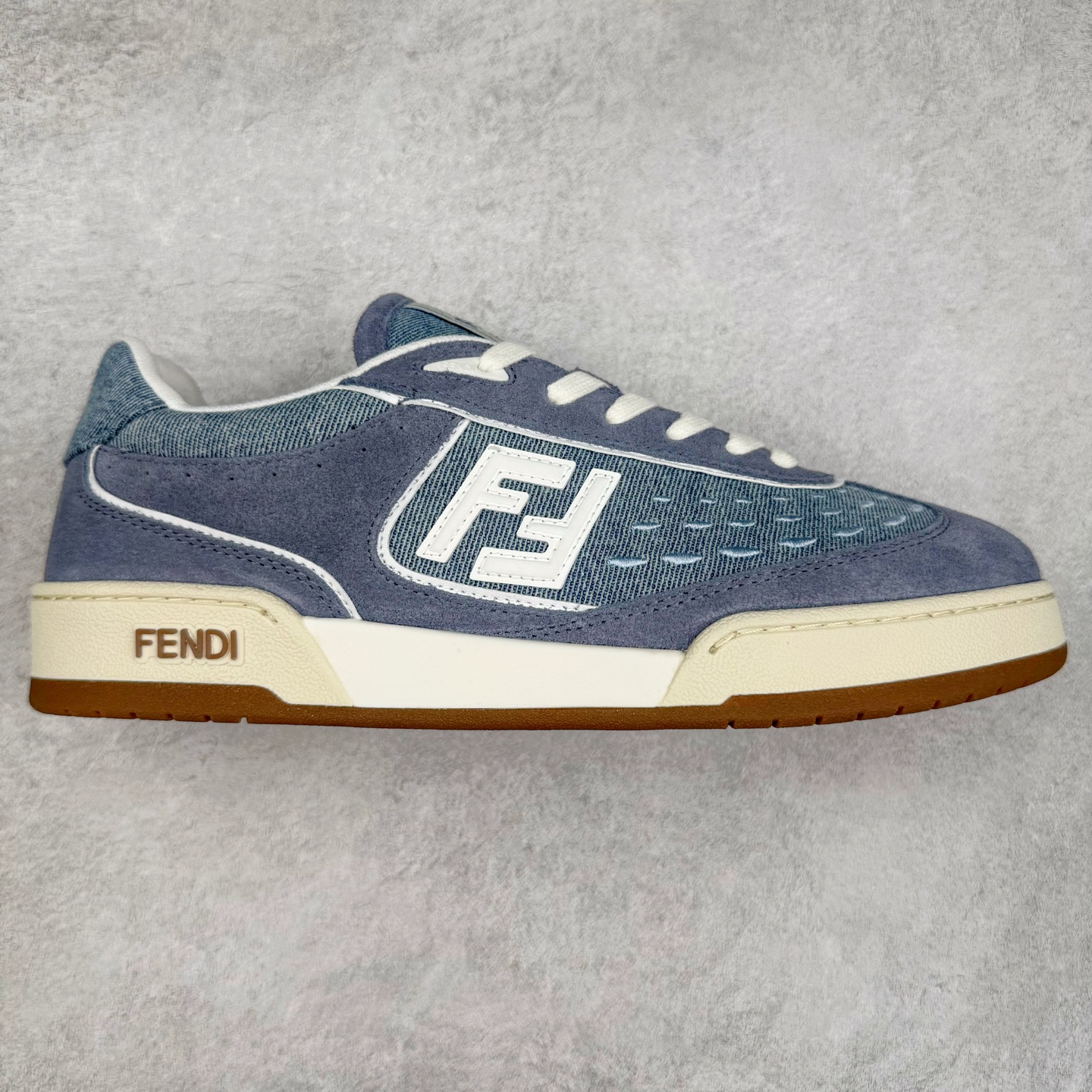 Fendi芬迪match系列 情侣款 休闲运动板鞋原版购入开发 做货 这款FENDI Match系带运动鞋。鞋面饰有小穿孔 白色皮革材质 带米色绒面材质细节 抹茶绿皮革FF贴花 橡胶鞋底 侧面带FENDI字样配合送专柜精美包装 原版定制进口头层牛皮进口定制透气网里 原版开模TPU双色组合底 底厚 3CM 尺码 39 40 41 42 43 44 45 46-选品中心