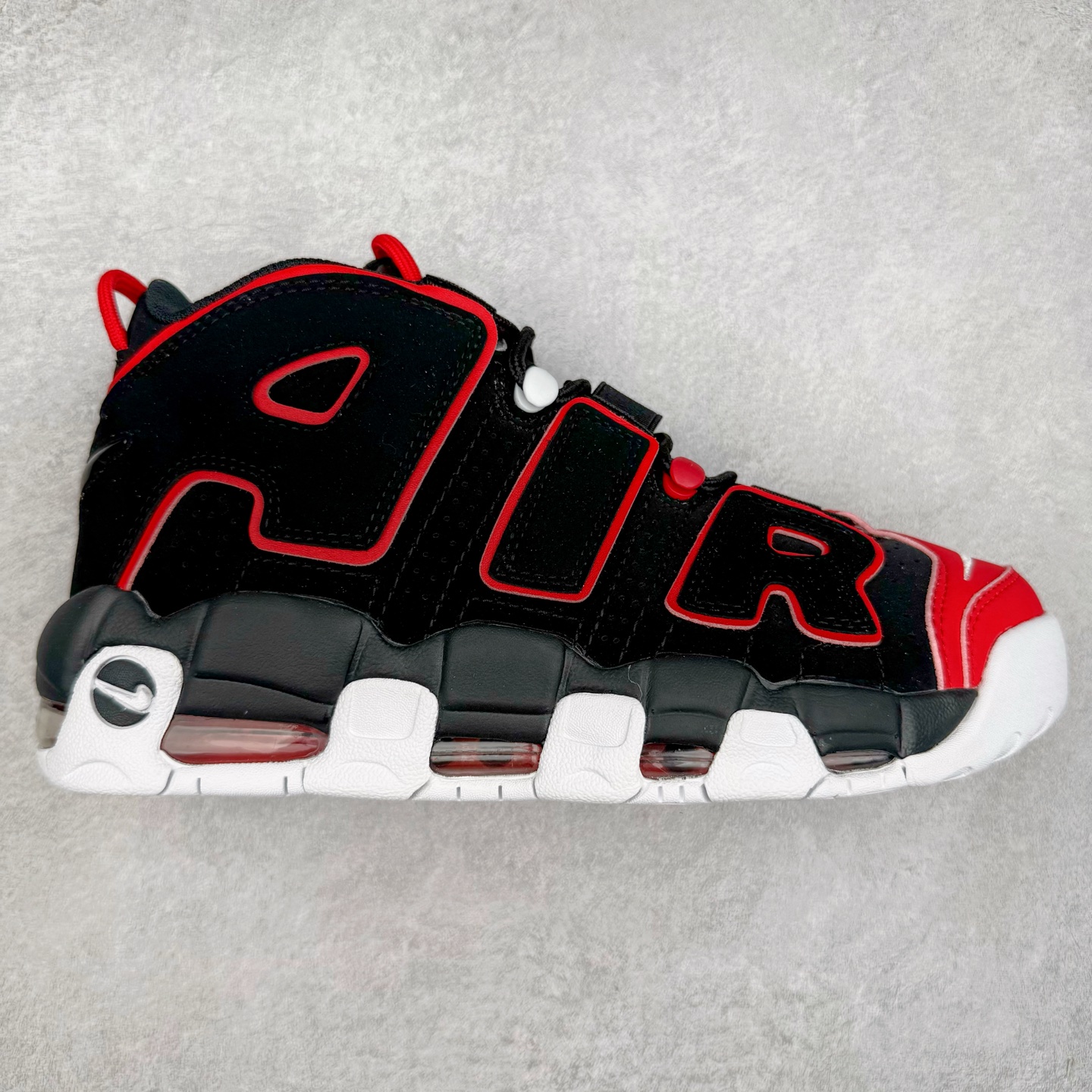 ＃CK纯原 NK Air More Uptempo ’96 OG 皮蓬大AIR复古篮球鞋 FD0274-001 以流行于街头的涂鸦文化为设计灵感 整体的设计风格夸张而充满魅力 厚实而充满质感的皮质鞋面两侧印刻了一对巨大的字母“AIR”独特炫酷的外观惊艳无比 尺码：36 36.5 37.5 38 38.5 39 40 40.5 41 42 42.5 43 44 44.5 45 46-选品中心